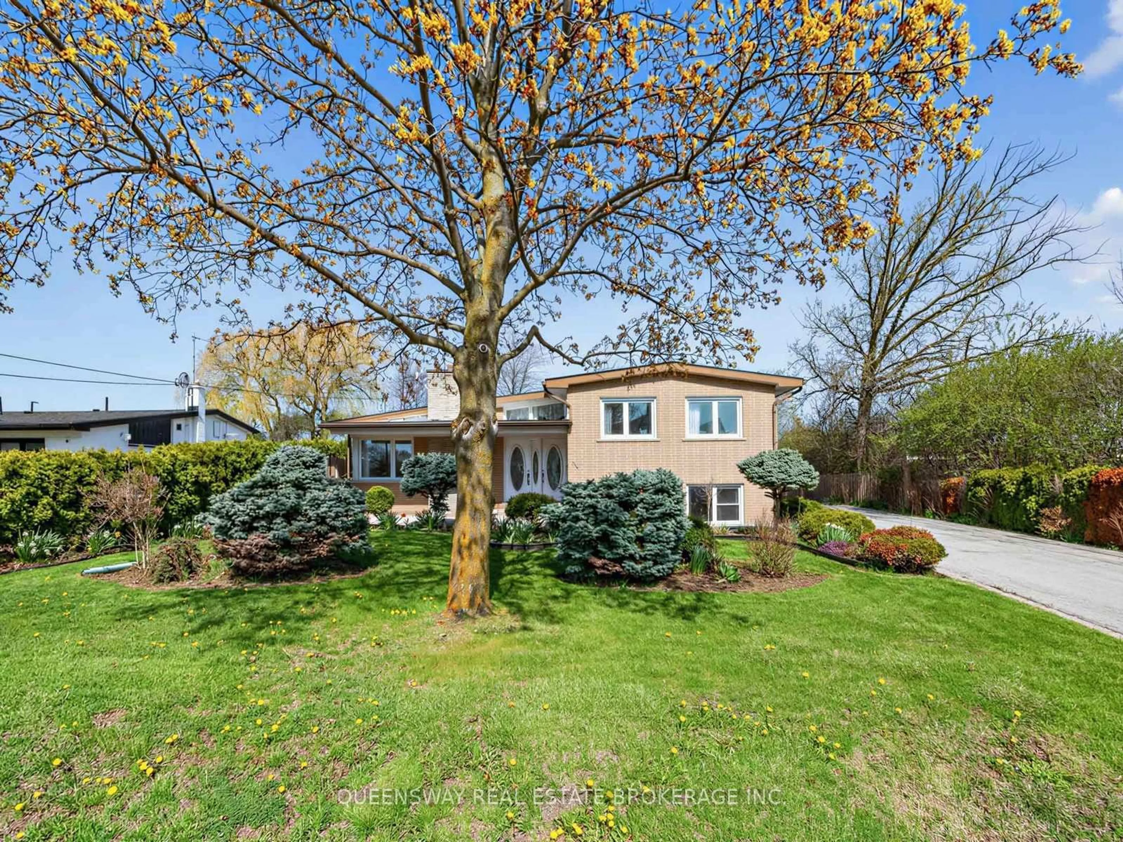 A pic from outside/outdoor area/front of a property/back of a property/a pic from drone, street for 517 Pinegrove Rd, Oakville Ontario L6K 2C2