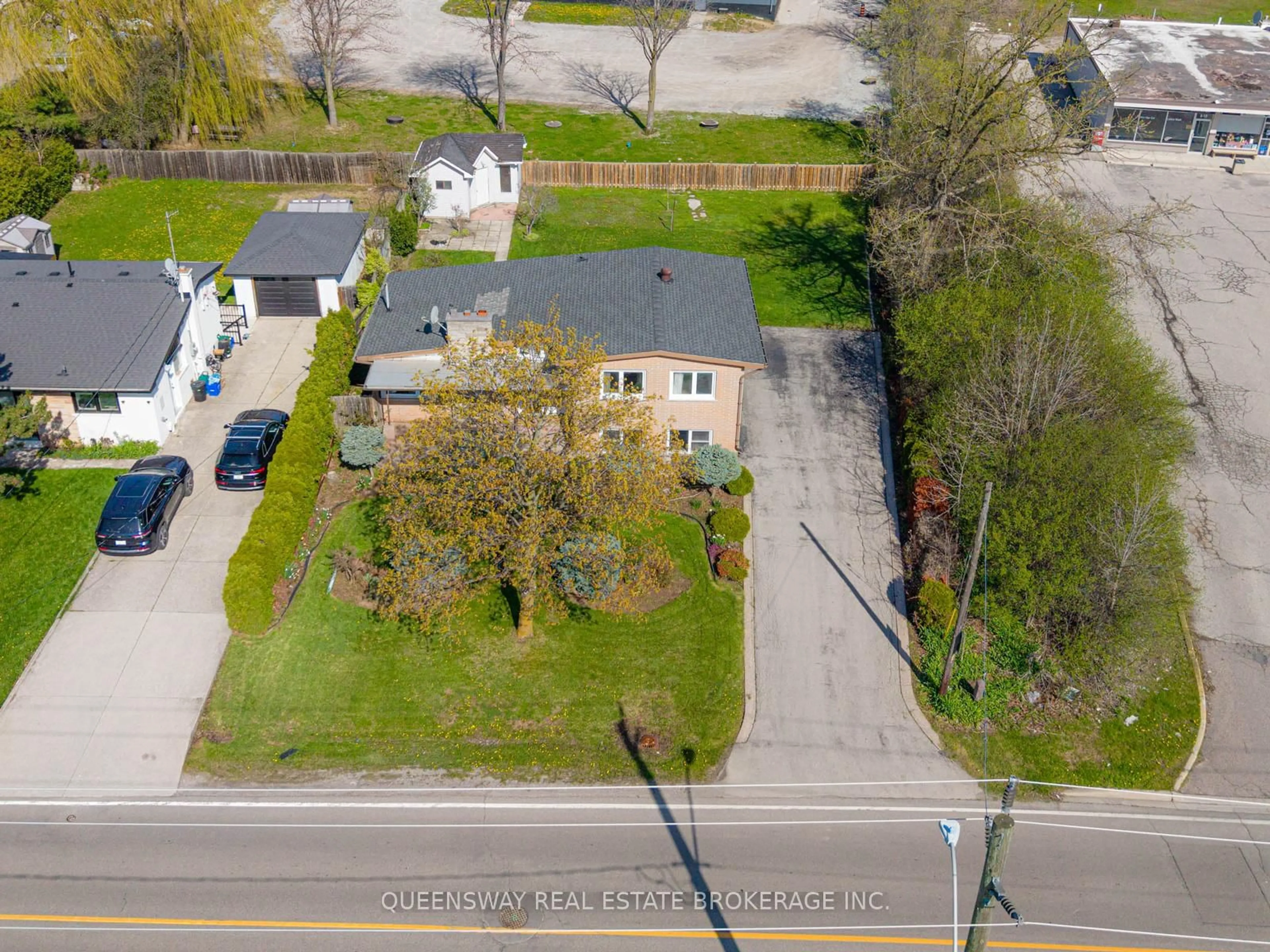 A pic from outside/outdoor area/front of a property/back of a property/a pic from drone, street for 517 Pinegrove Rd, Oakville Ontario L6K 2C2