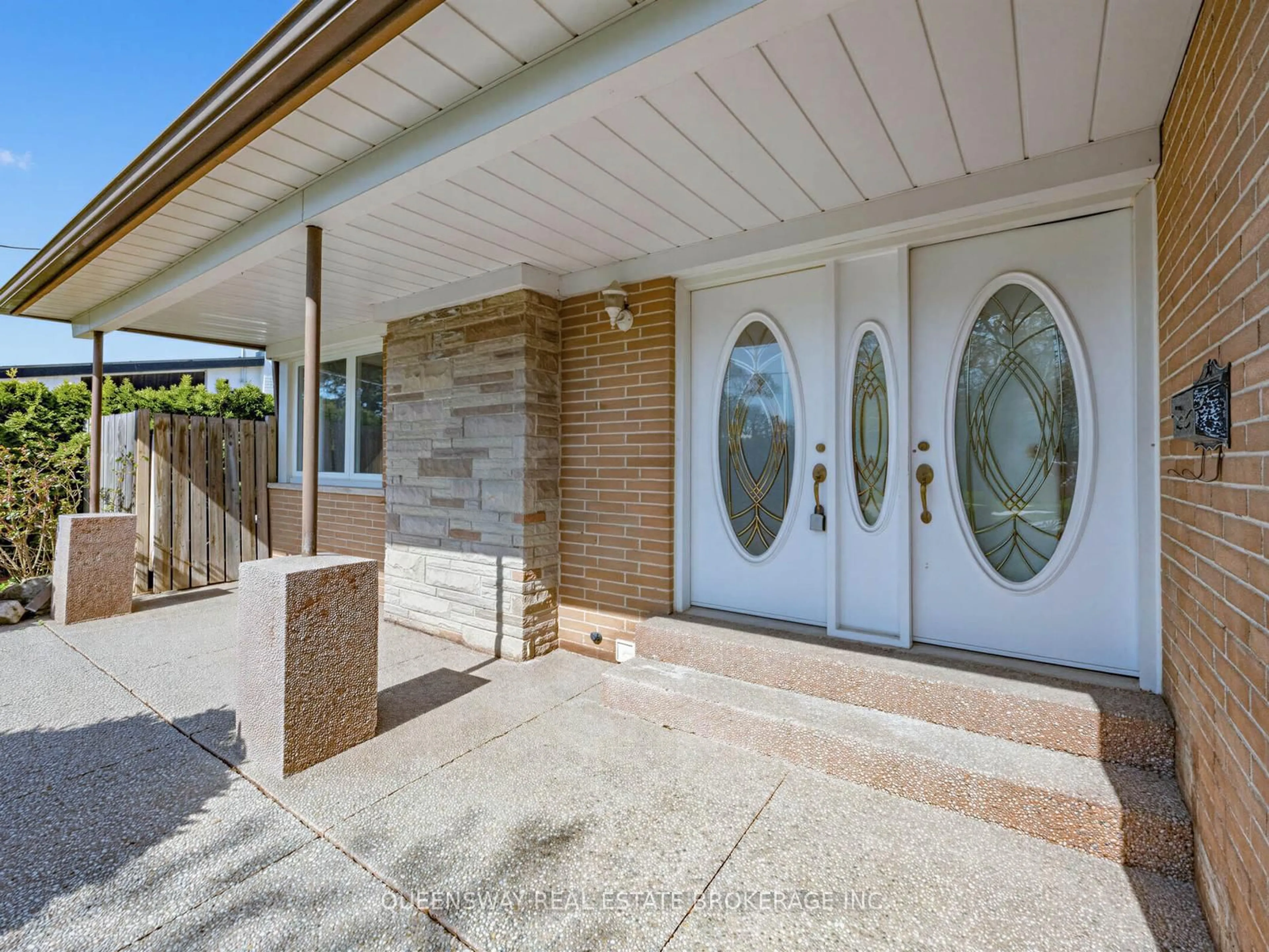Indoor entryway for 517 Pinegrove Rd, Oakville Ontario L6K 2C2