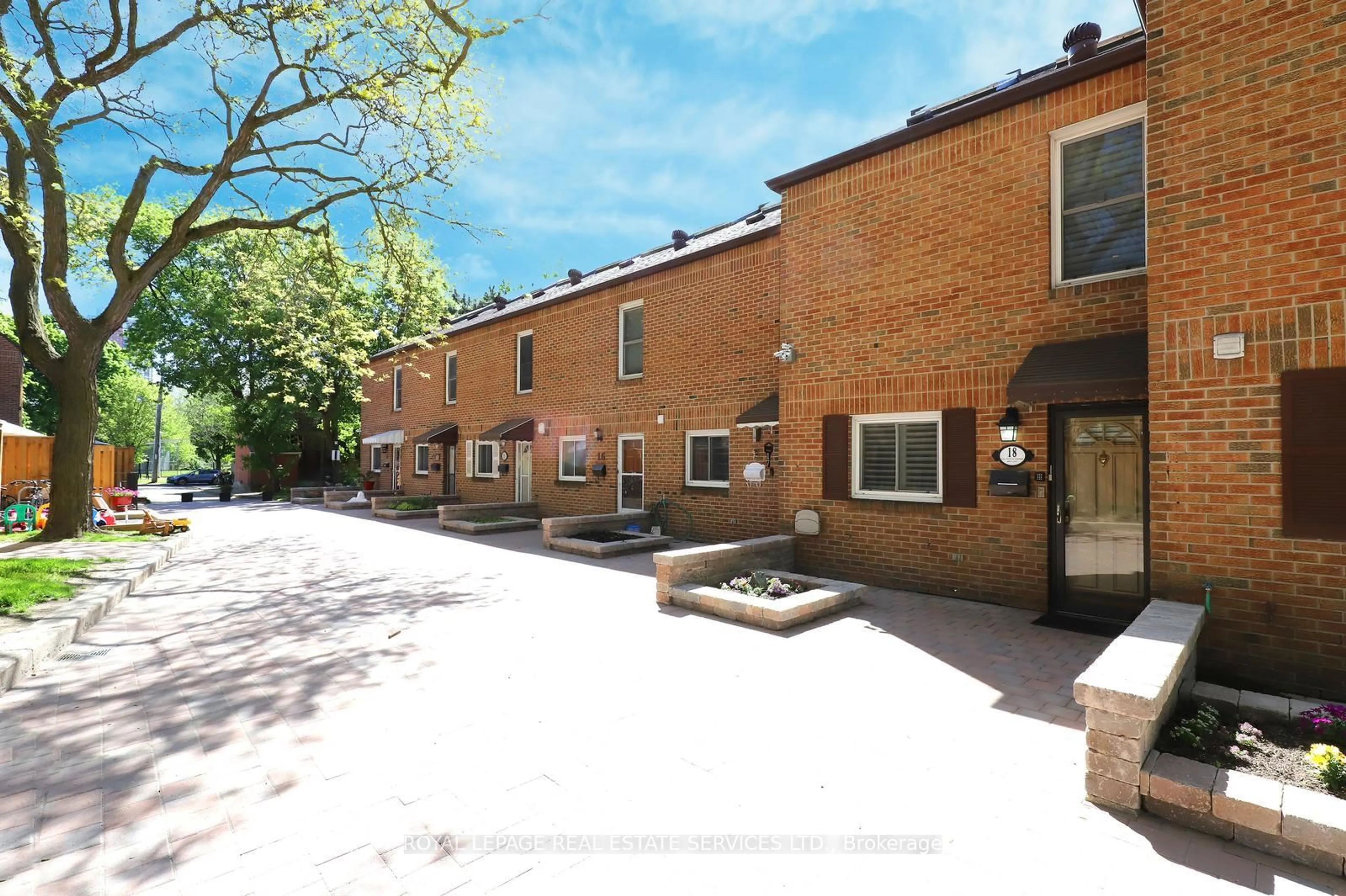 Patio, street for 442 Perth Ave #18, Toronto Ontario M6P 3Y7