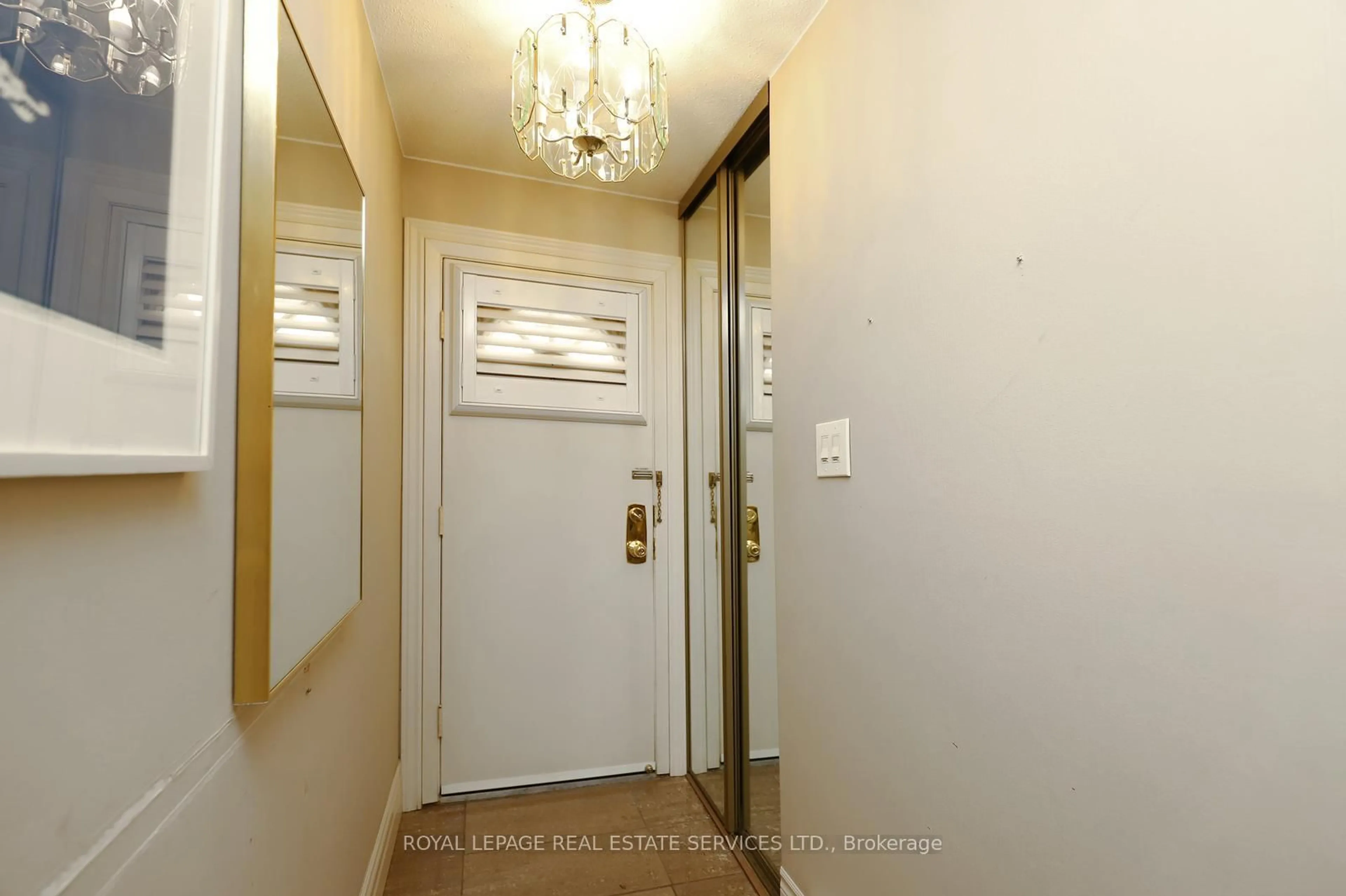 Indoor entryway for 442 Perth Ave #18, Toronto Ontario M6P 3Y7