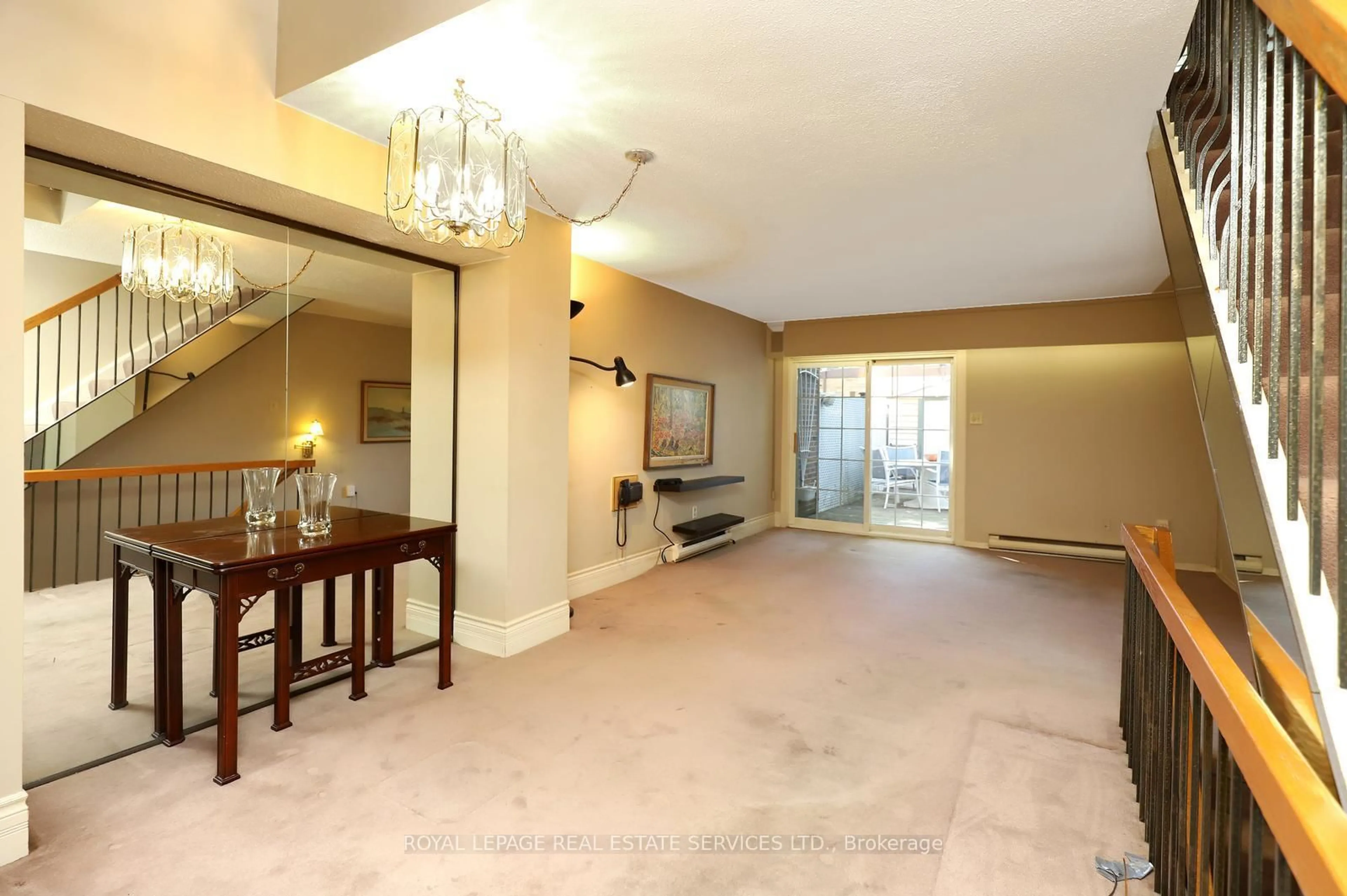Indoor foyer for 442 Perth Ave #18, Toronto Ontario M6P 3Y7