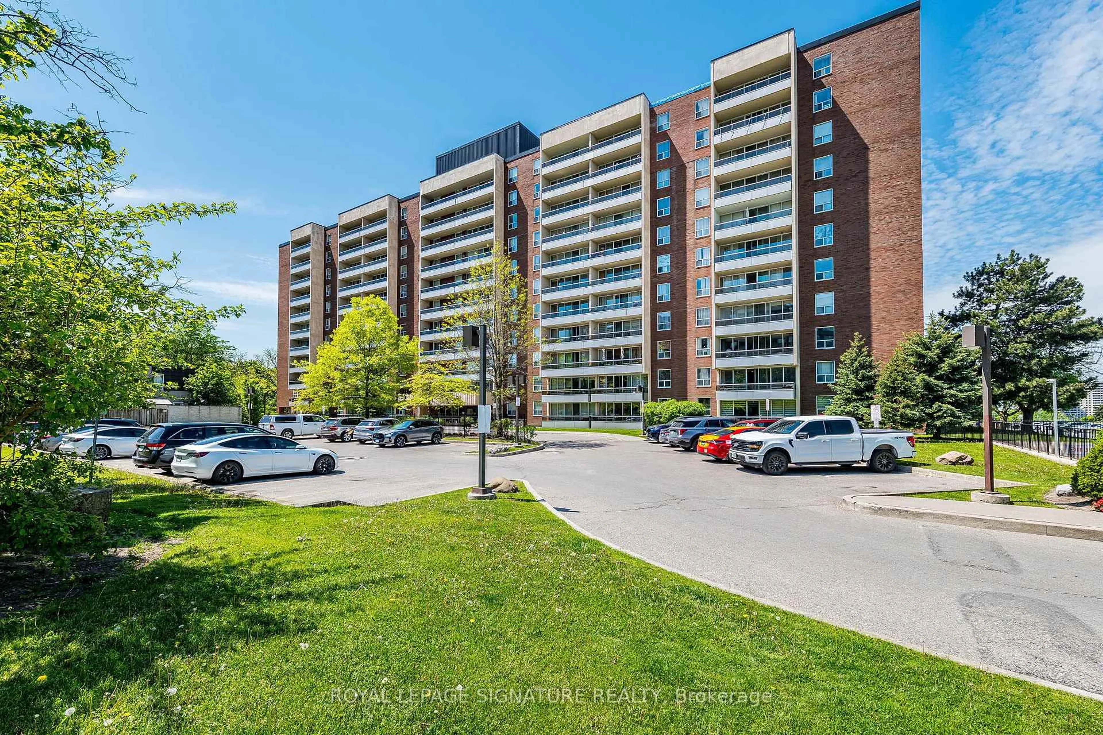 A pic from outside/outdoor area/front of a property/back of a property/a pic from drone, street for 25 Four Winds Dr #405, Toronto Ontario M3J 1K8