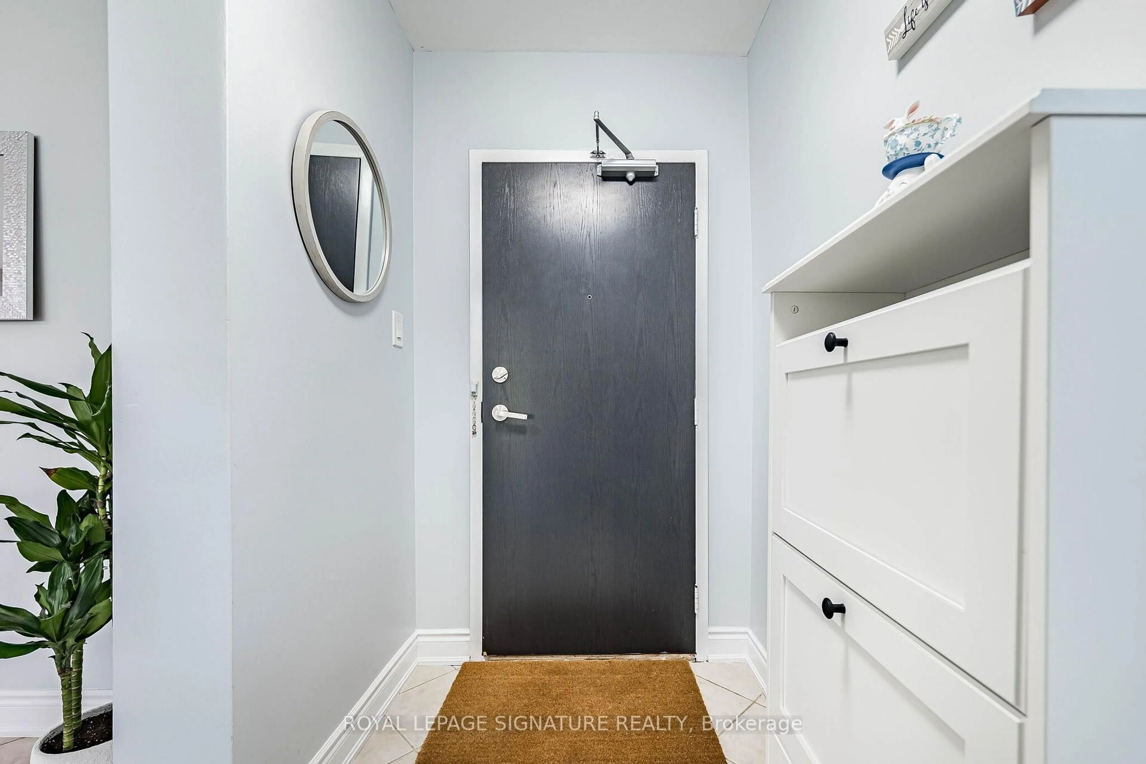 Indoor entryway for 25 Four Winds Dr #405, Toronto Ontario M3J 1K8