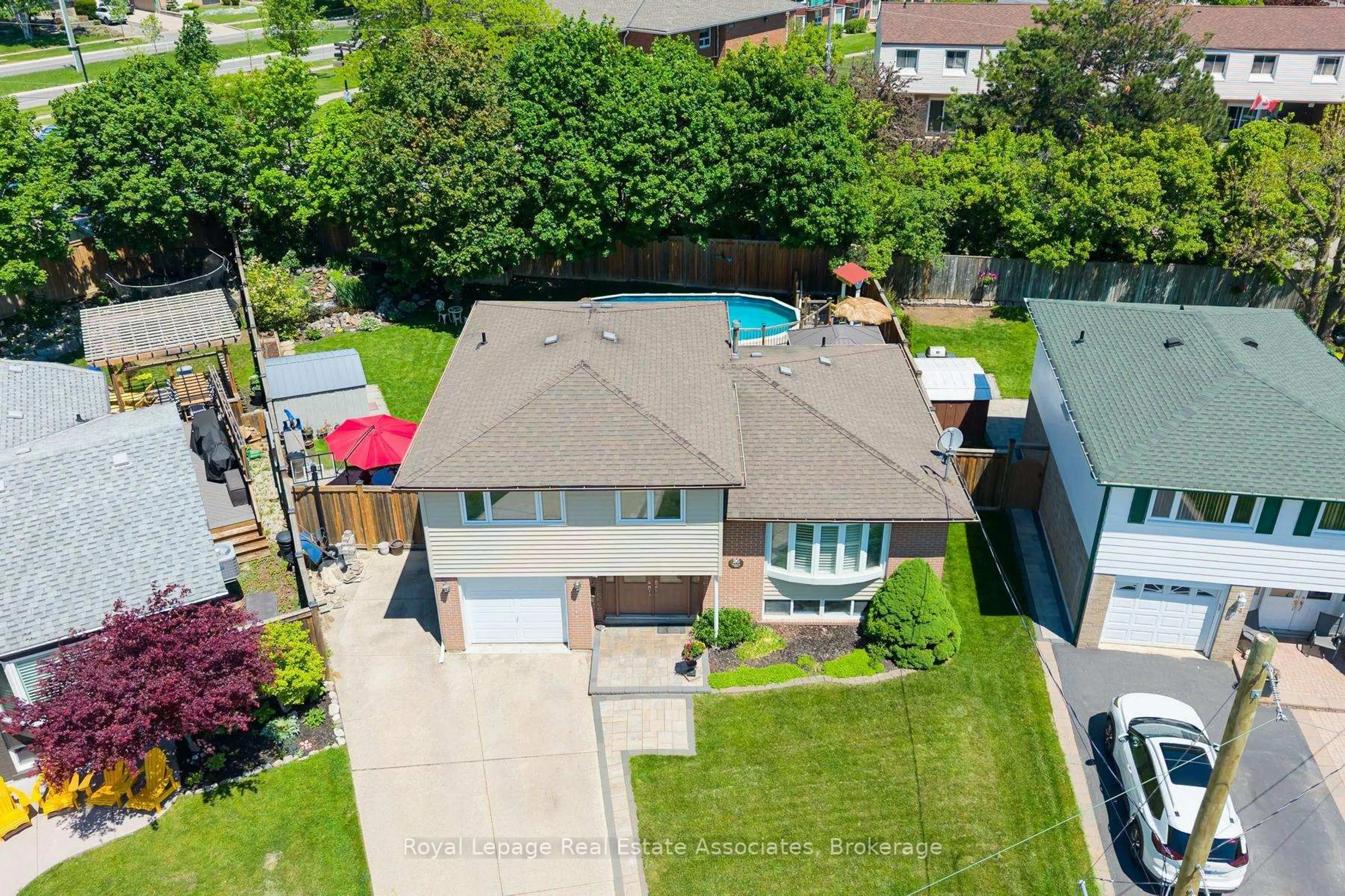 A pic from outside/outdoor area/front of a property/back of a property/a pic from drone, street for 26 Marilyn Cres, Halton Hills Ontario L7G 1K4
