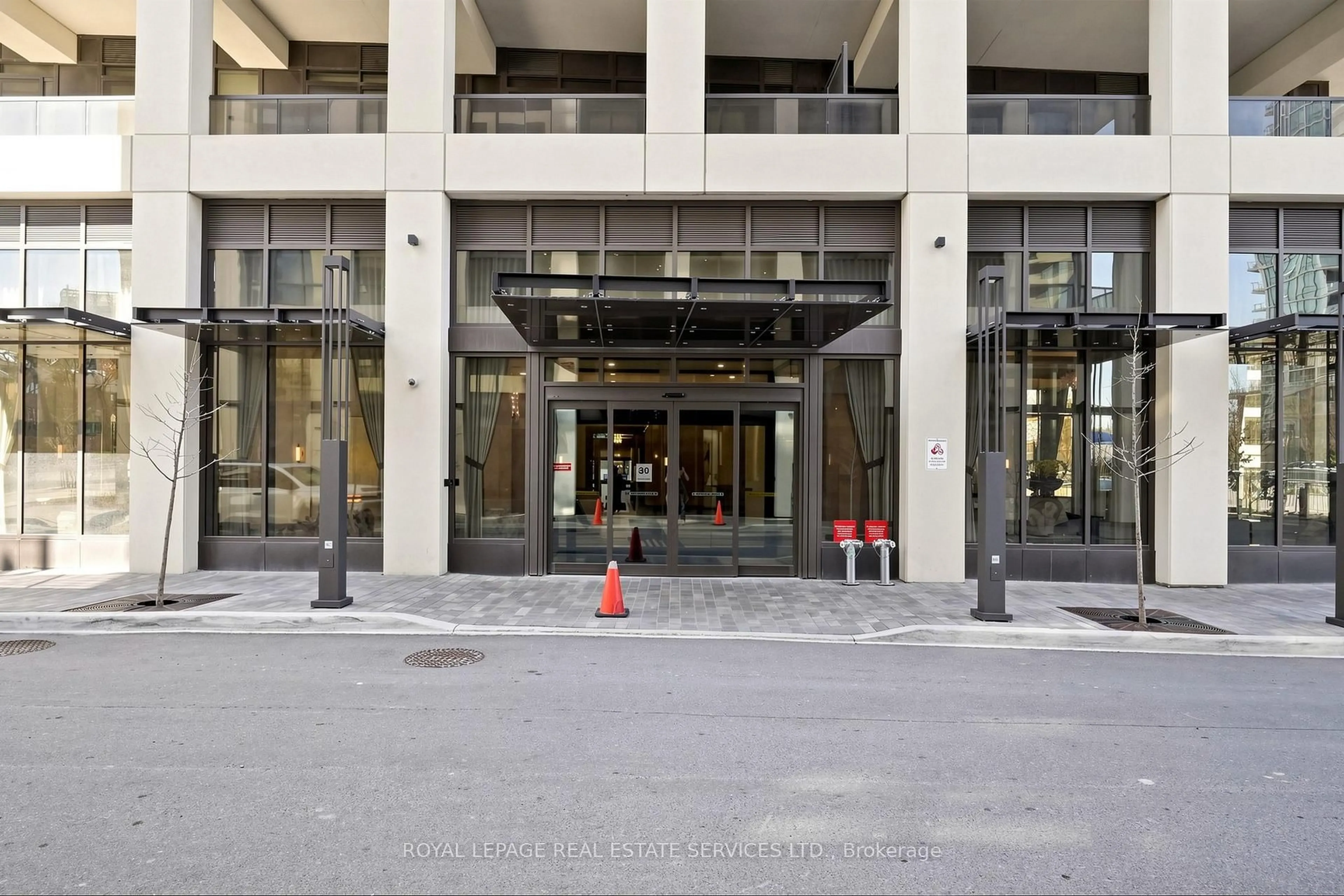 Indoor foyer for 30 Elm Dr #3410, Mississauga Ontario L5B 0N6