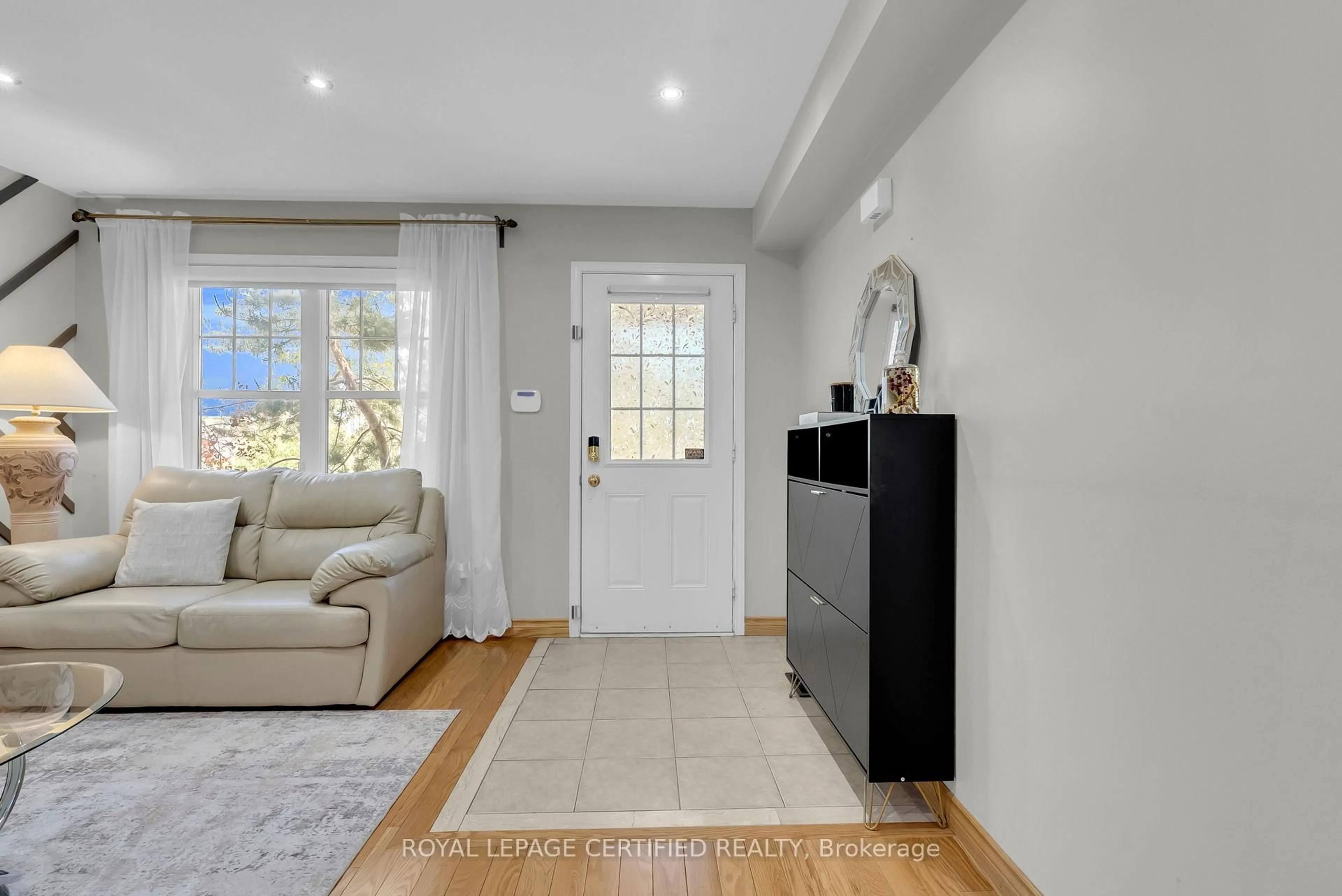 Indoor entryway for 384 Duncan Lane, Milton Ontario L9T 0S9