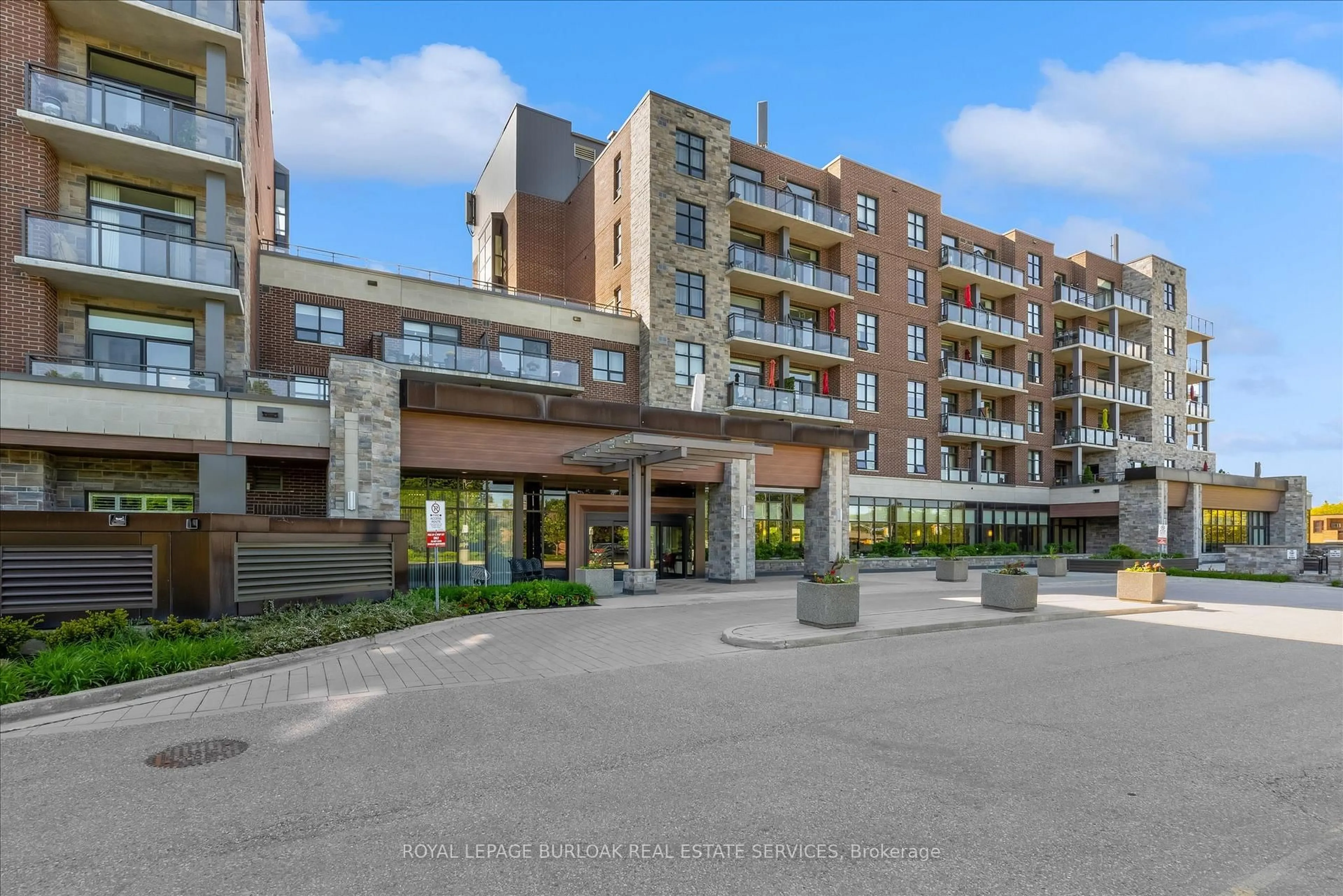 Indoor foyer for 3290 New St #113, Burlington Ontario L7N 1M8