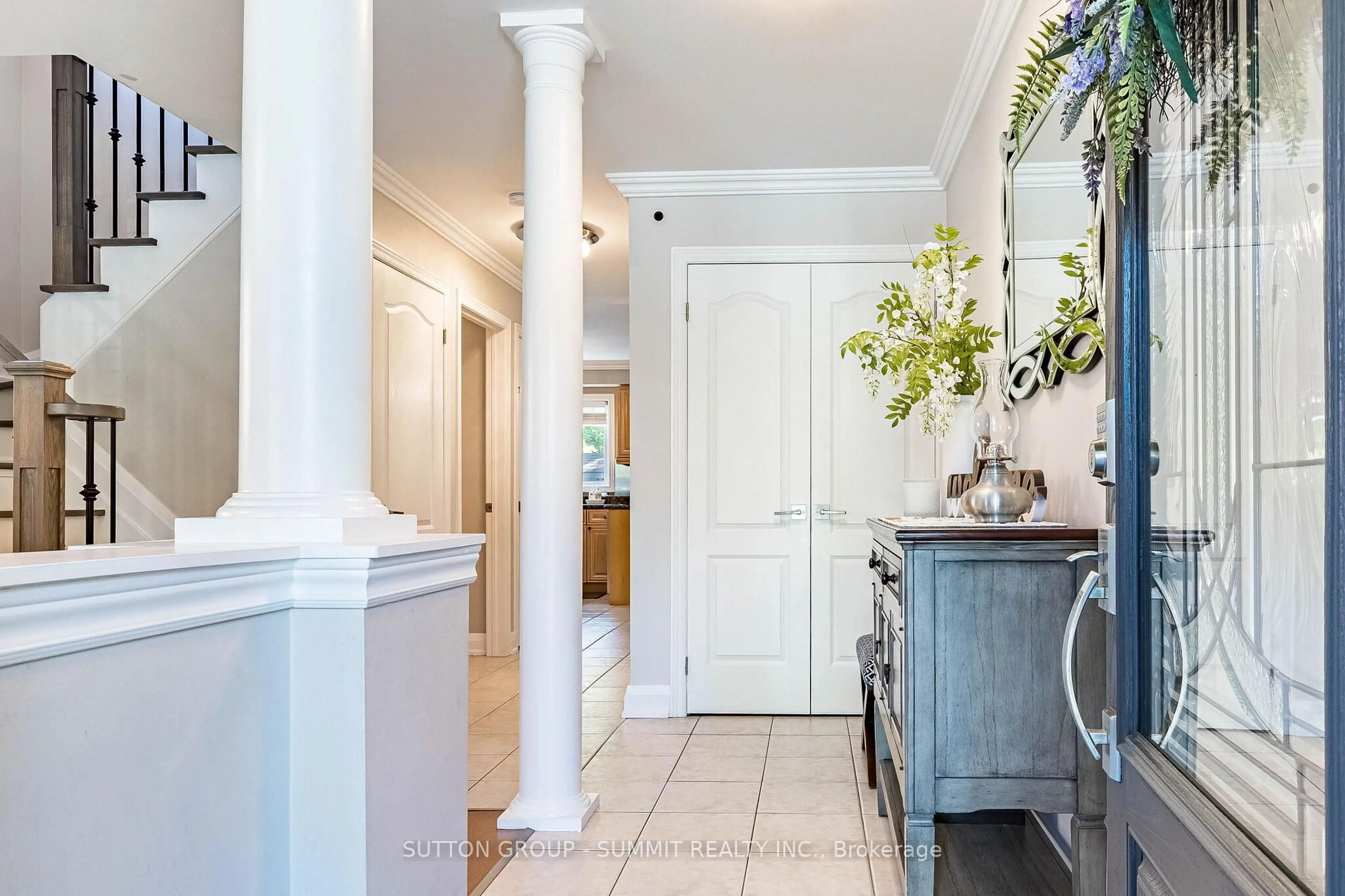 Indoor entryway for 97 GRIST MILL Dr, Halton Hills Ontario L7G 6B7