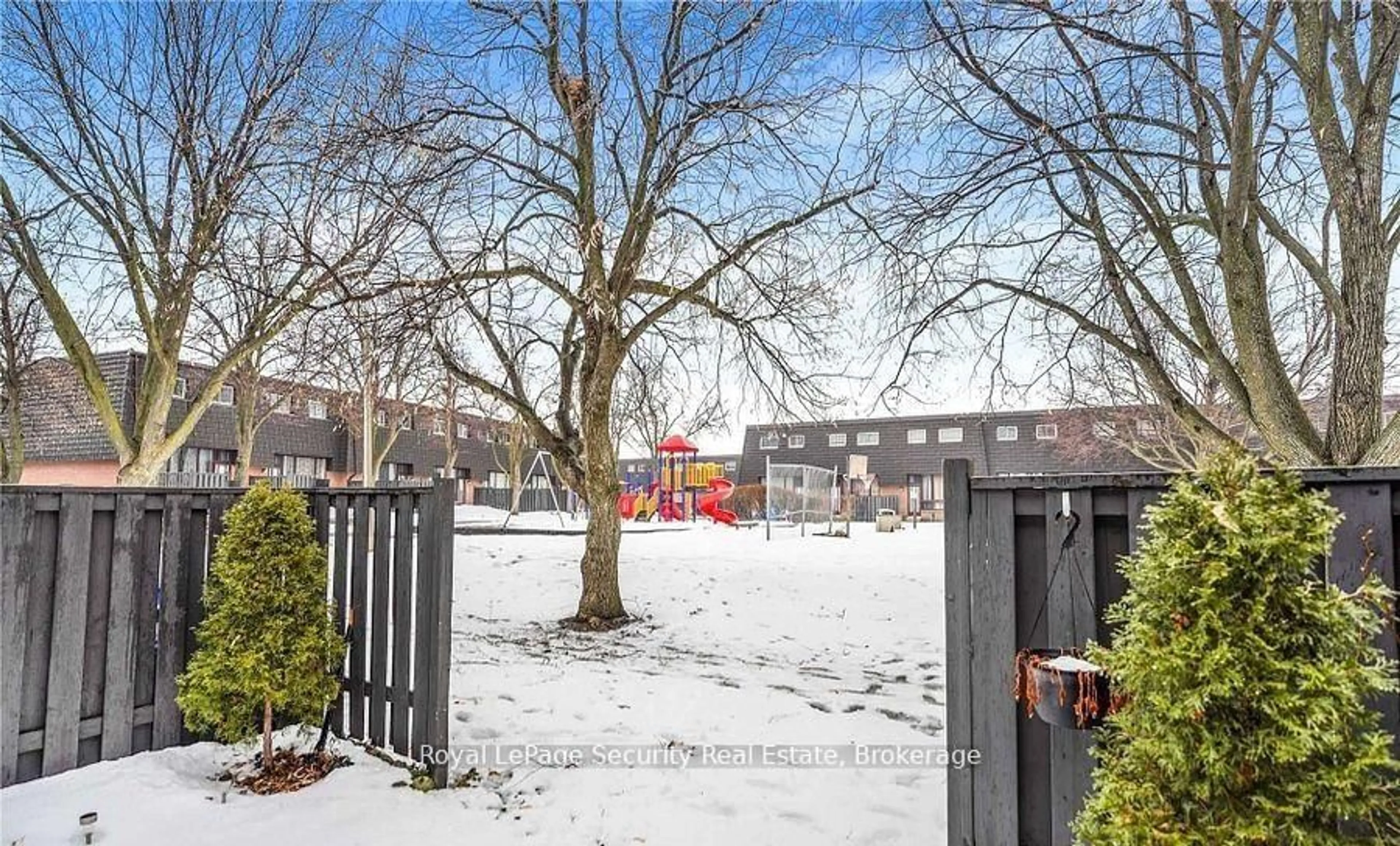Patio, street for 37 Darras Crt #124, Brampton Ontario L6T 1W7