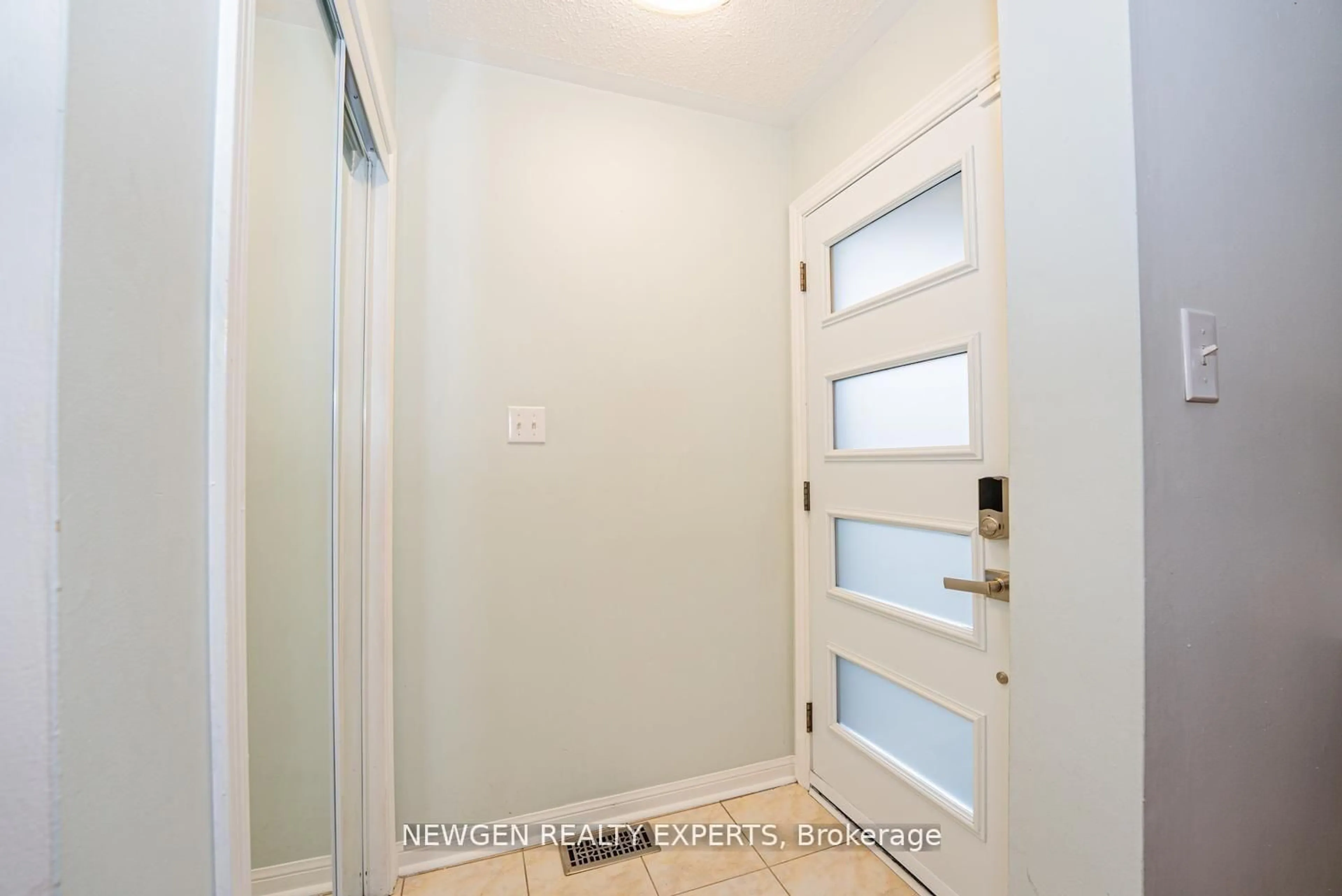 Indoor entryway for 14 Mendoza Dr, Brampton Ontario L7A 3M3