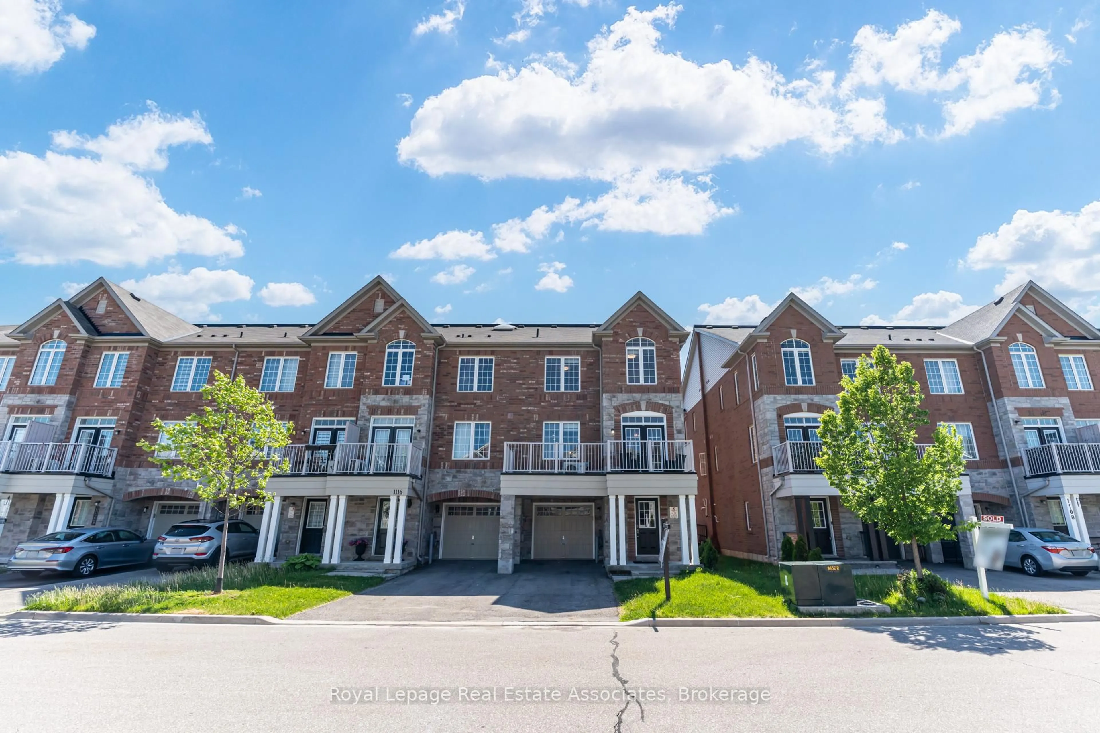 A pic from outside/outdoor area/front of a property/back of a property/a pic from drone, unknown for 1114 Durno Crt, Milton Ontario L9T 8P5
