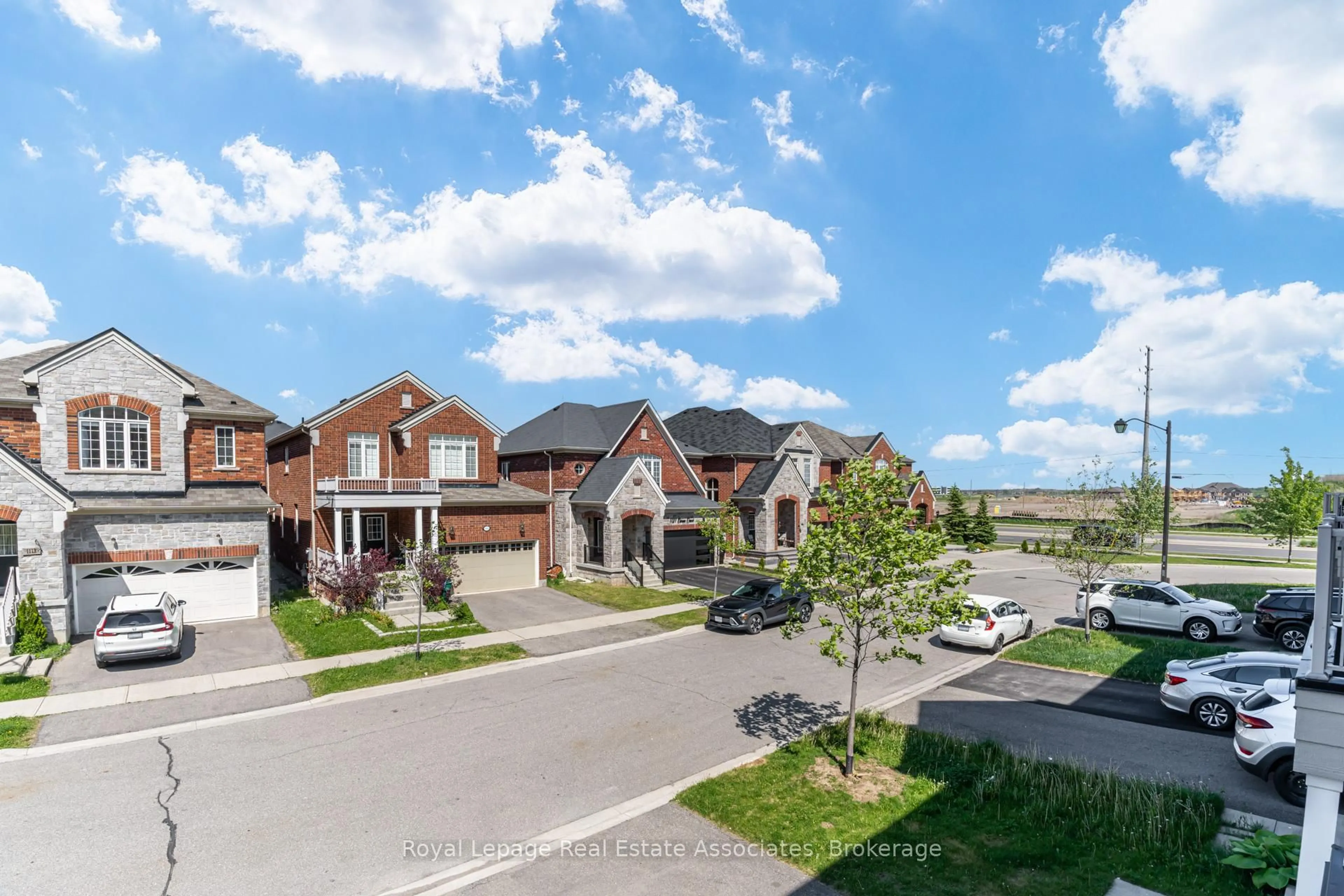 A pic from outside/outdoor area/front of a property/back of a property/a pic from drone, street for 1114 Durno Crt, Milton Ontario L9T 8P5