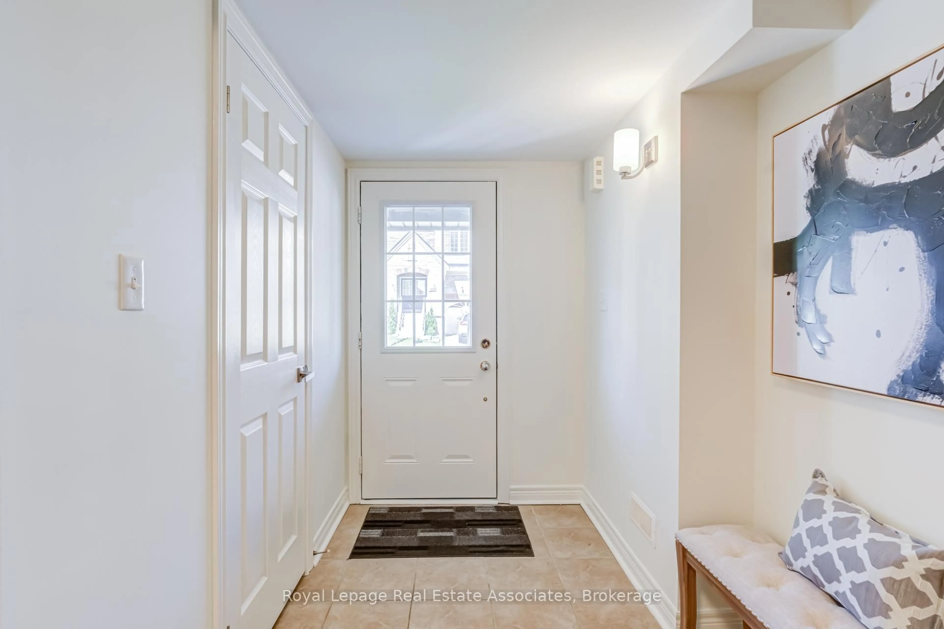 Indoor entryway for 1114 Durno Crt, Milton Ontario L9T 8P5