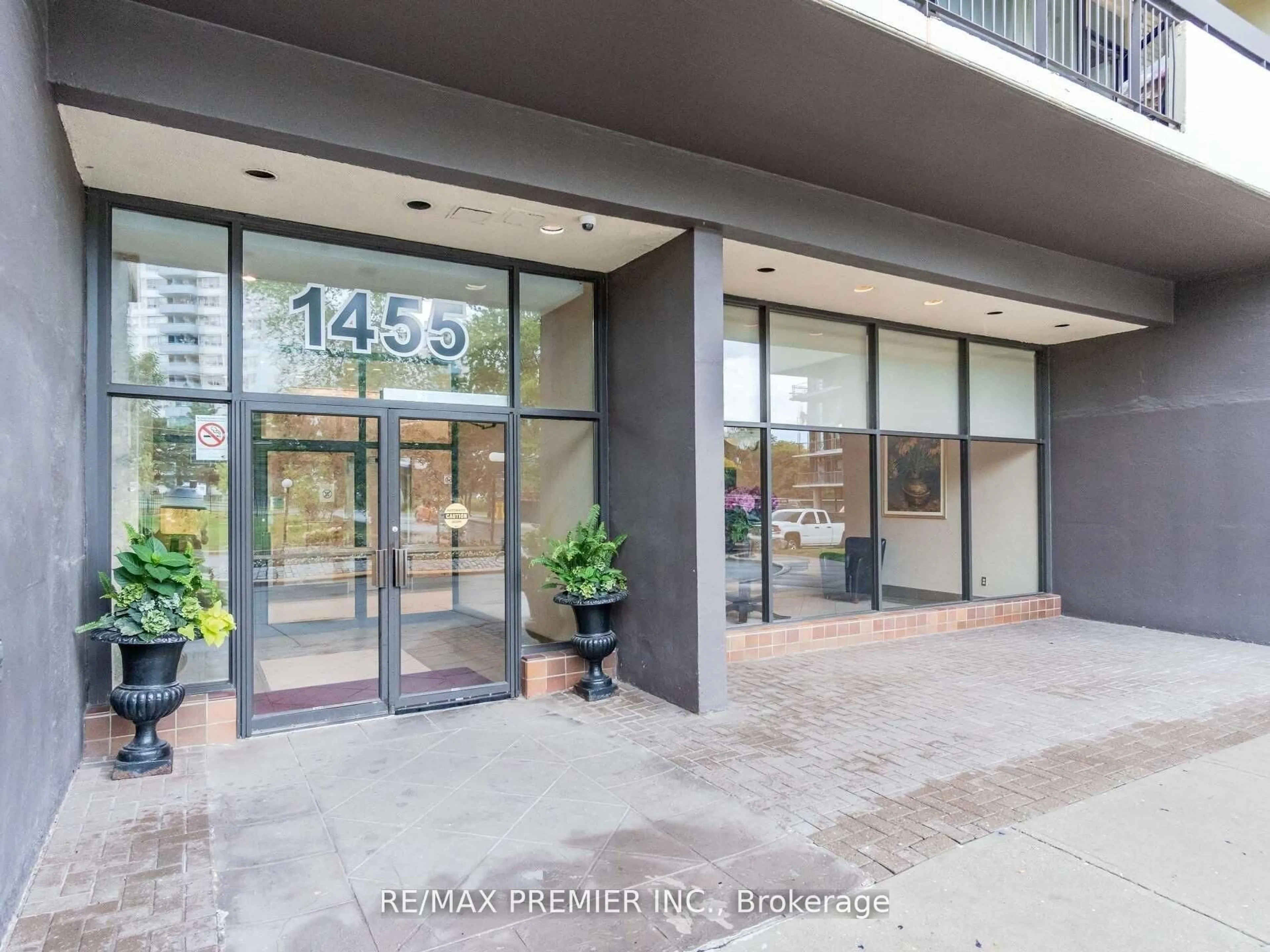 Indoor foyer for 1455 Lawrence Ave #2004, Toronto Ontario M6L 1B1