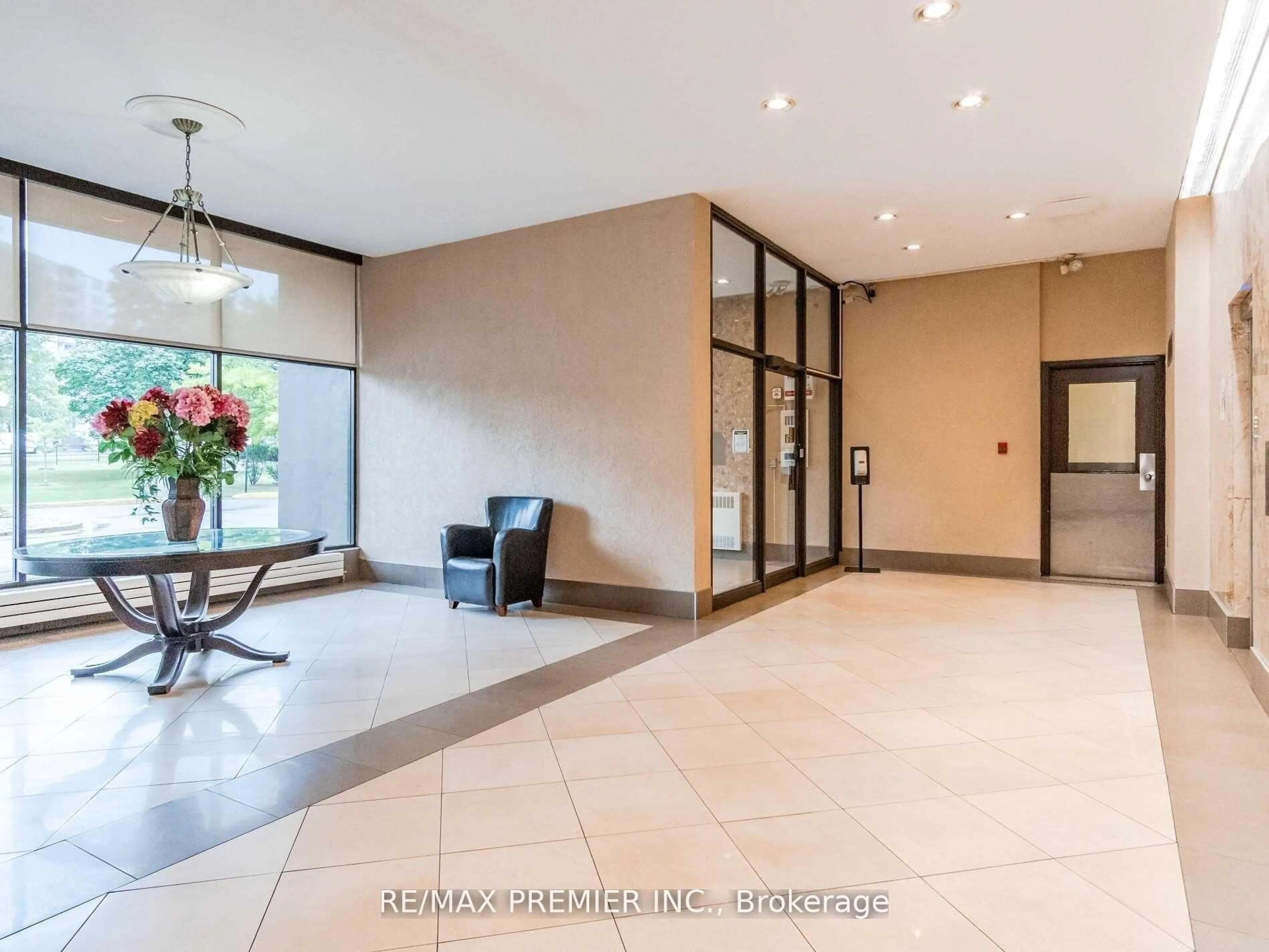 Indoor foyer for 1455 Lawrence Ave #2004, Toronto Ontario M6L 1B1