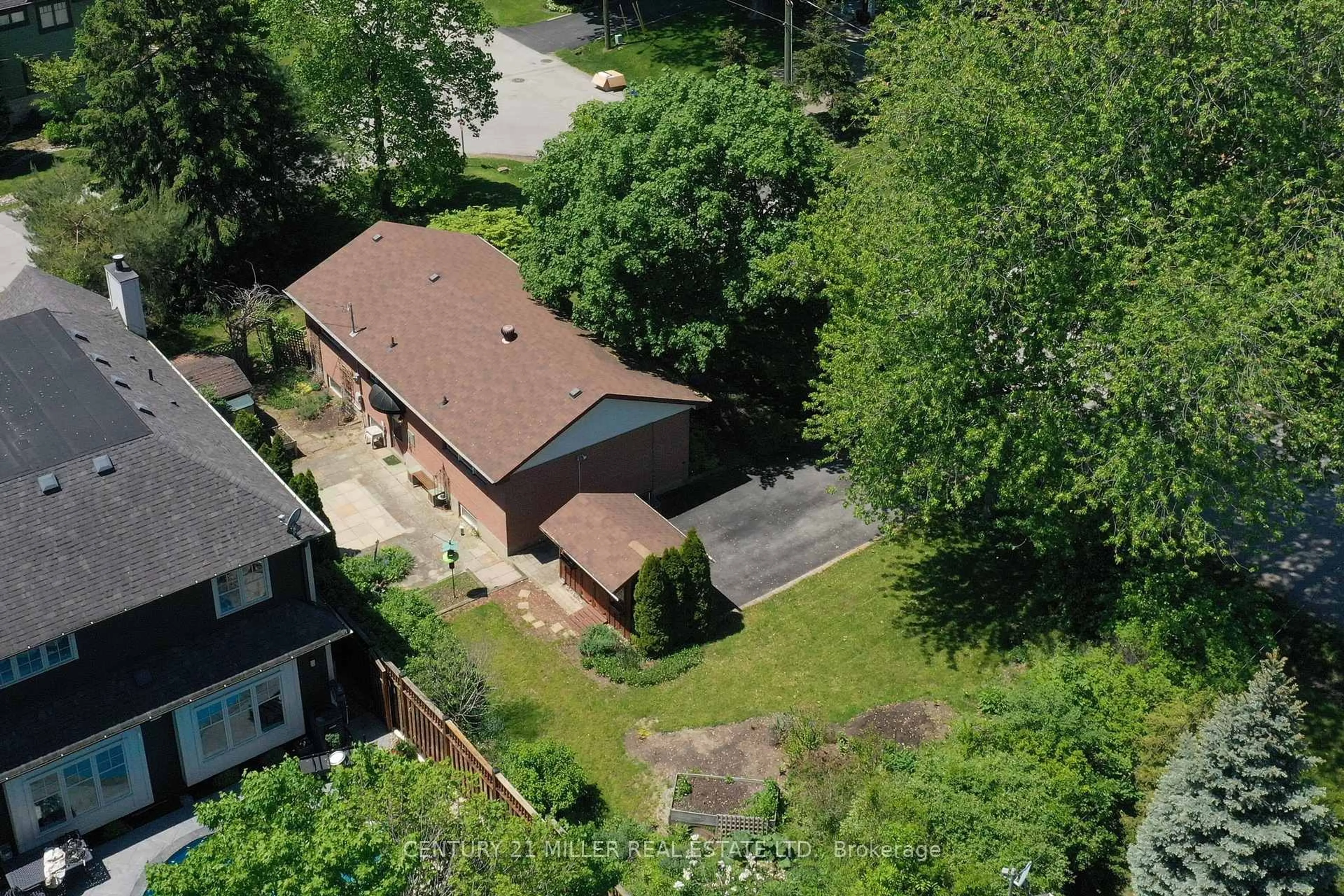 A pic from outside/outdoor area/front of a property/back of a property/a pic from drone, unknown for 1304 Avon Cres, Oakville Ontario L6J 2T7