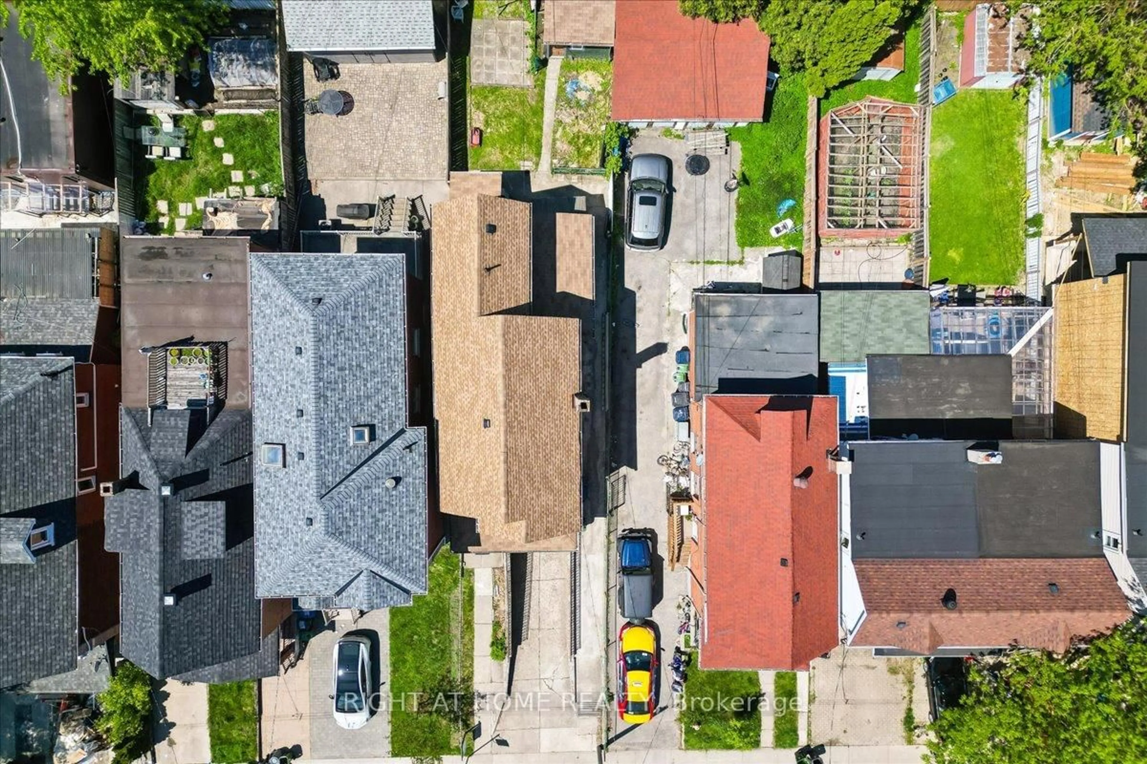 A pic from outside/outdoor area/front of a property/back of a property/a pic from drone, street for 434 Margueretta St, Toronto Ontario M6H 3S5