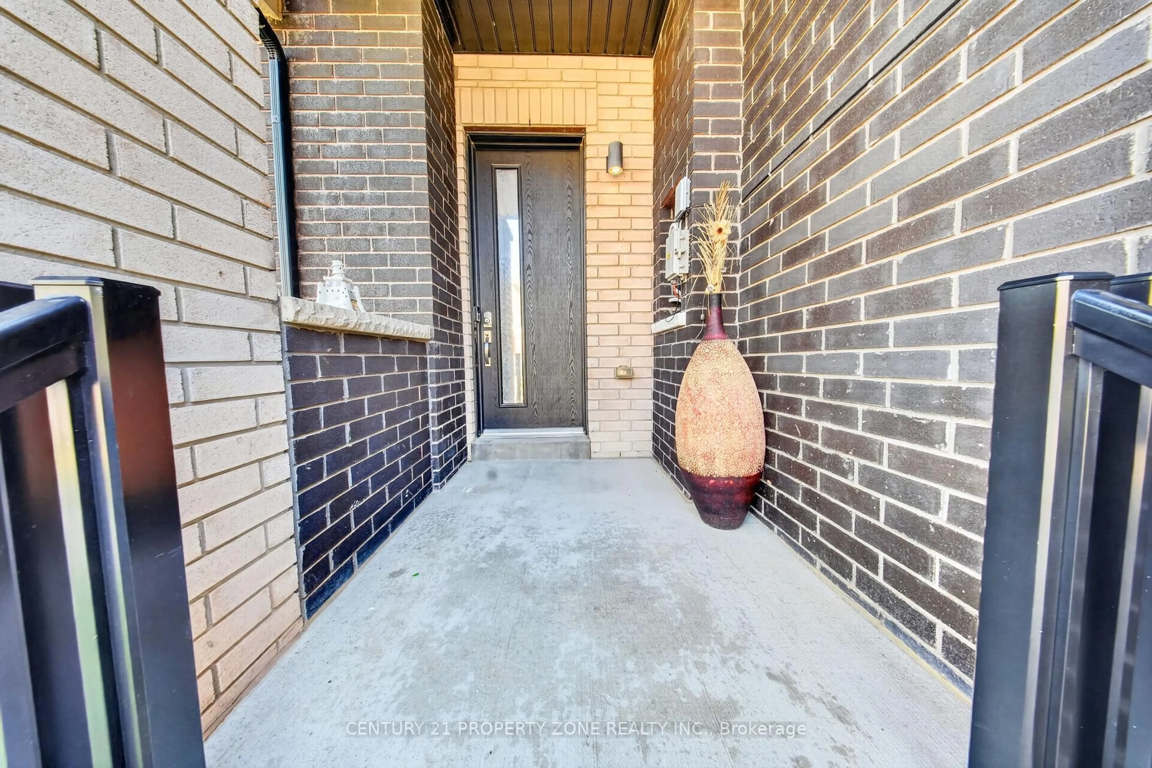 Indoor entryway for 22 Miltary Cres #303, Brampton Ontario L7A 4W1