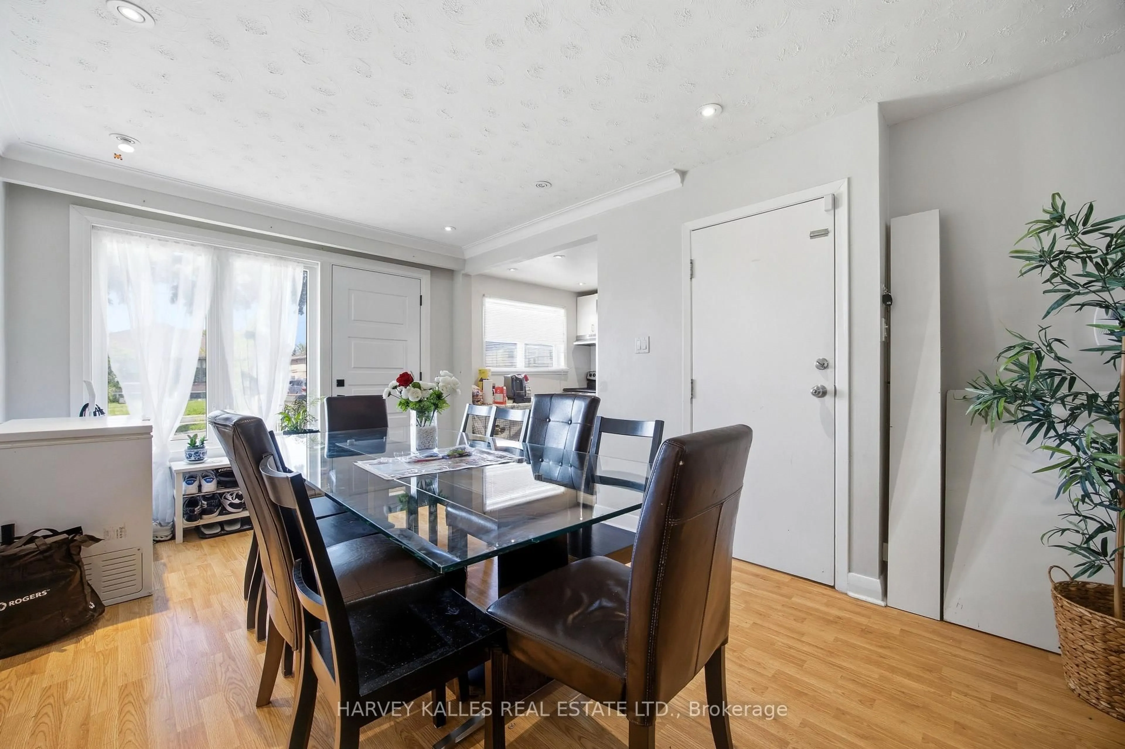 Dining room, wood/laminate floor for 29 Giltspur Dr, Toronto Ontario M3L 1M4