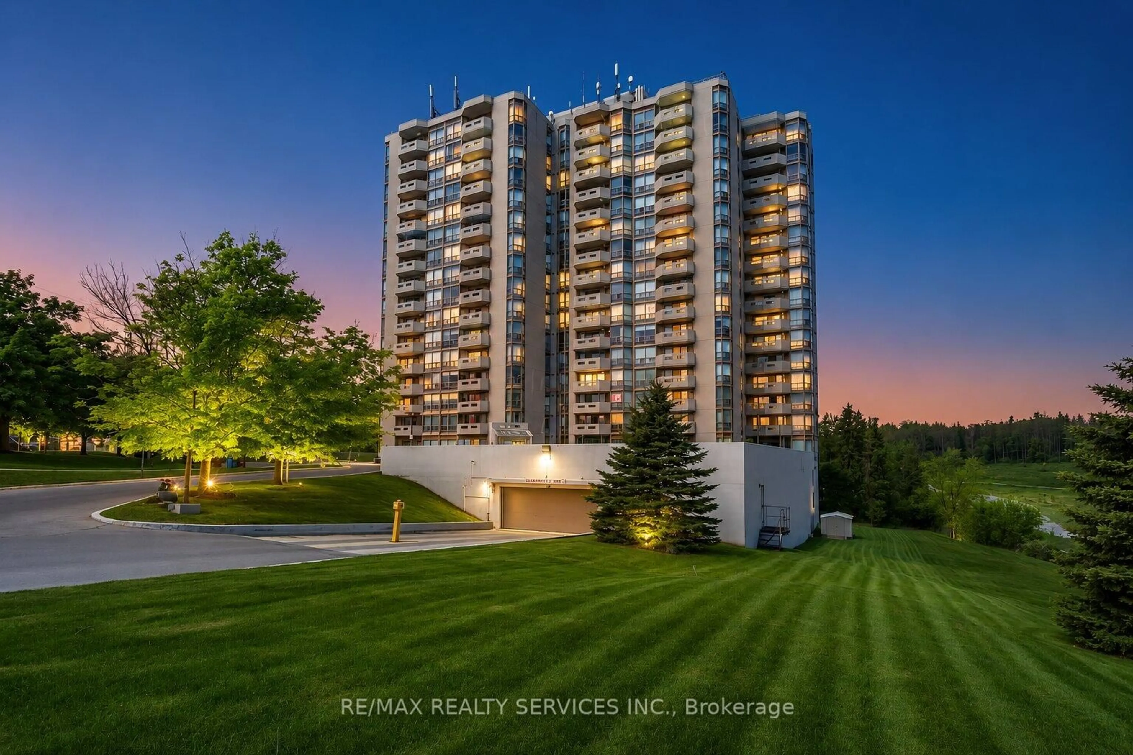 A pic from outside/outdoor area/front of a property/back of a property/a pic from drone, building for 20 McFarlane Dr #107, Halton Hills Ontario L7G 5J8