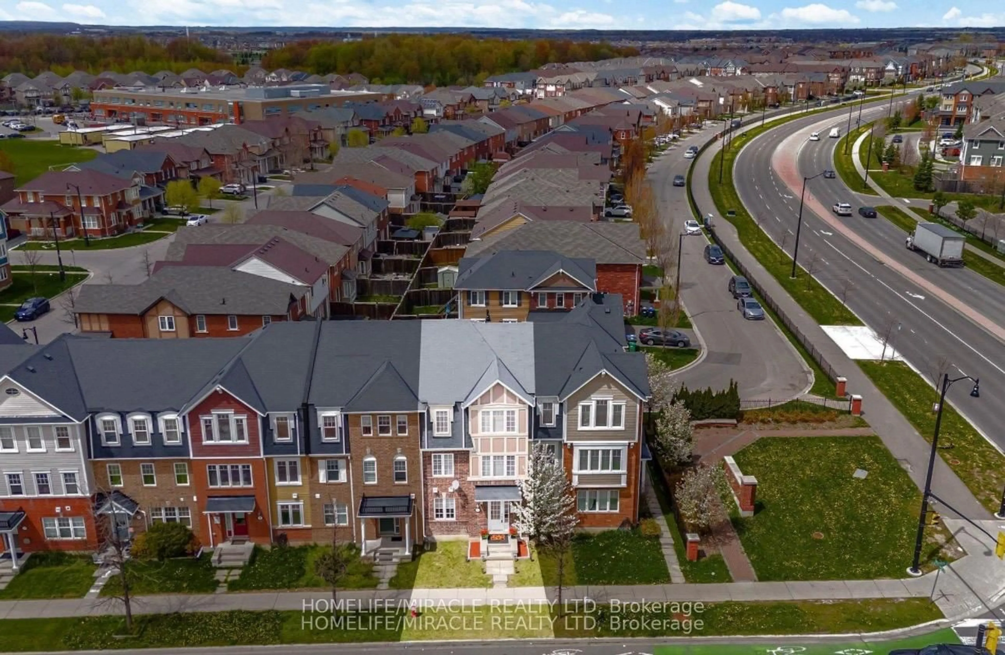 A pic from outside/outdoor area/front of a property/back of a property/a pic from drone, street for 5 Veterans Dr, Brampton Ontario L7A 0T8