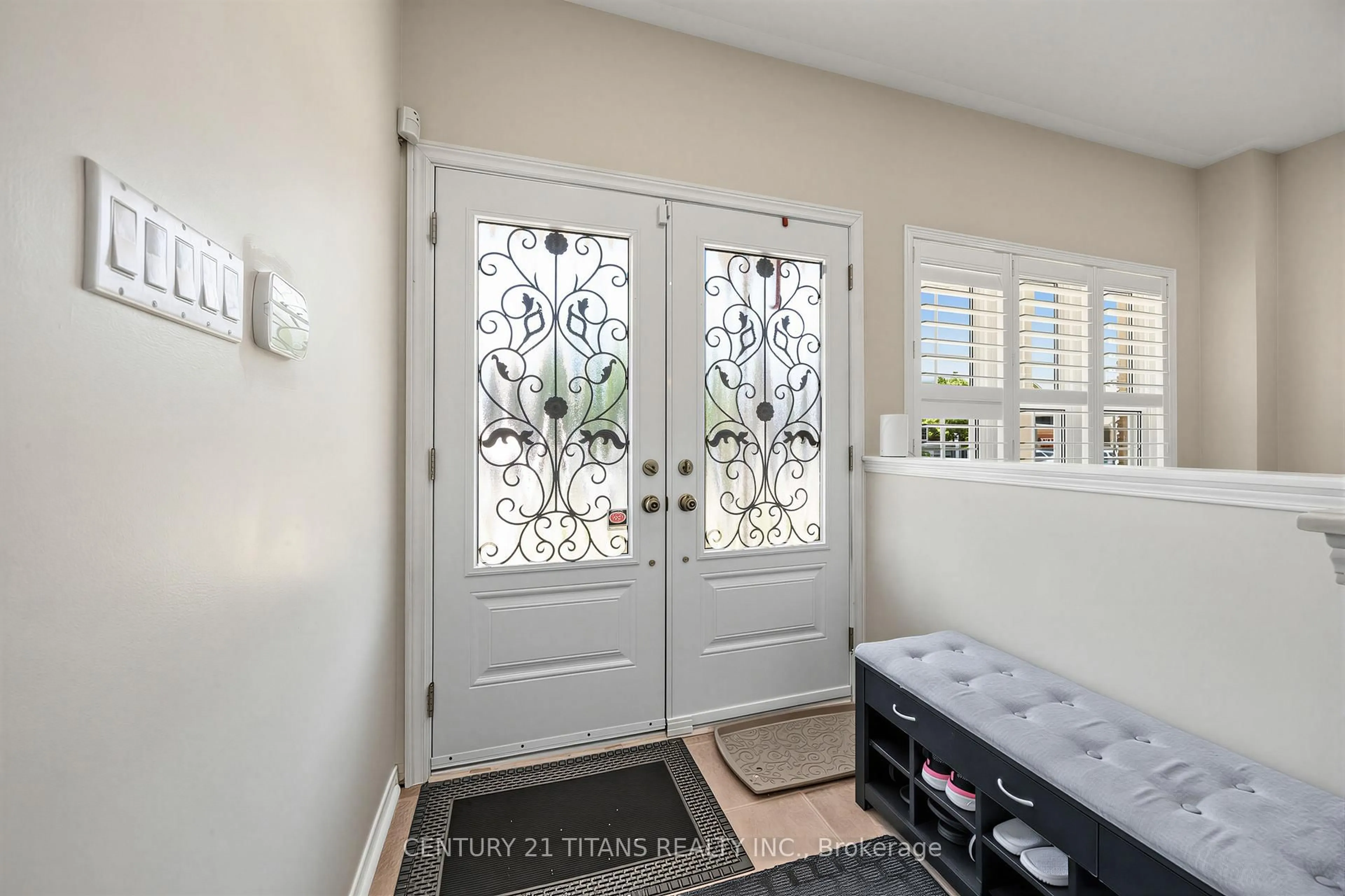 Indoor entryway for 3865 Brinwood Gate, Mississauga Ontario L5M 7H3