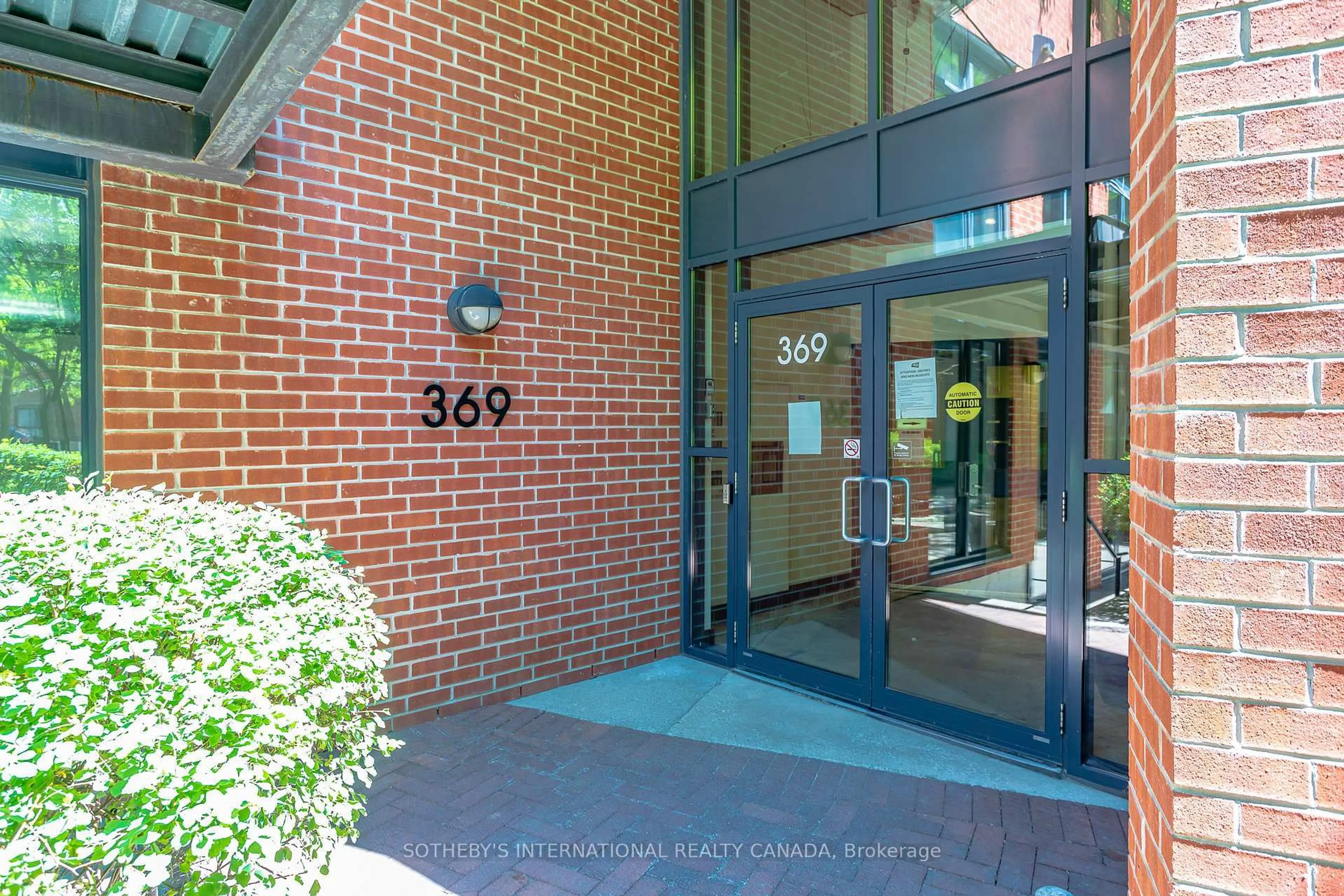 Indoor foyer for 369 Sorauren Ave #402, Toronto Ontario M6R 3C1