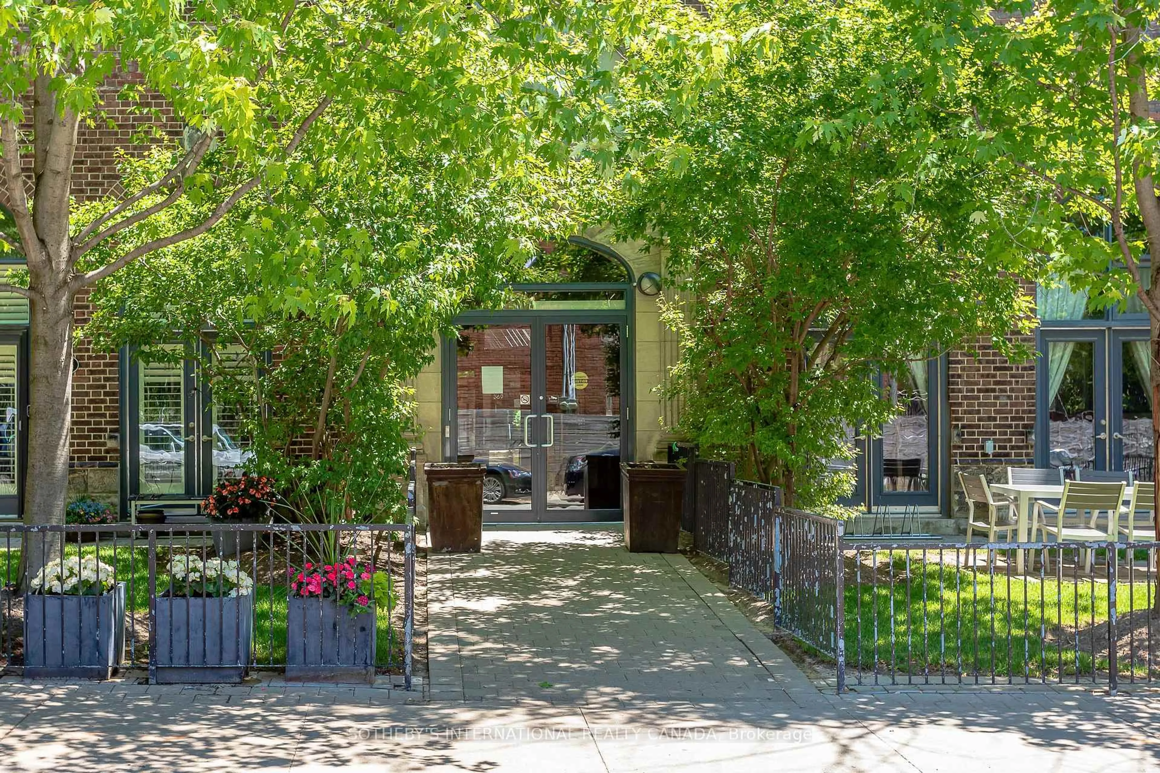 Patio, street for 369 Sorauren Ave #402, Toronto Ontario M6R 3C1