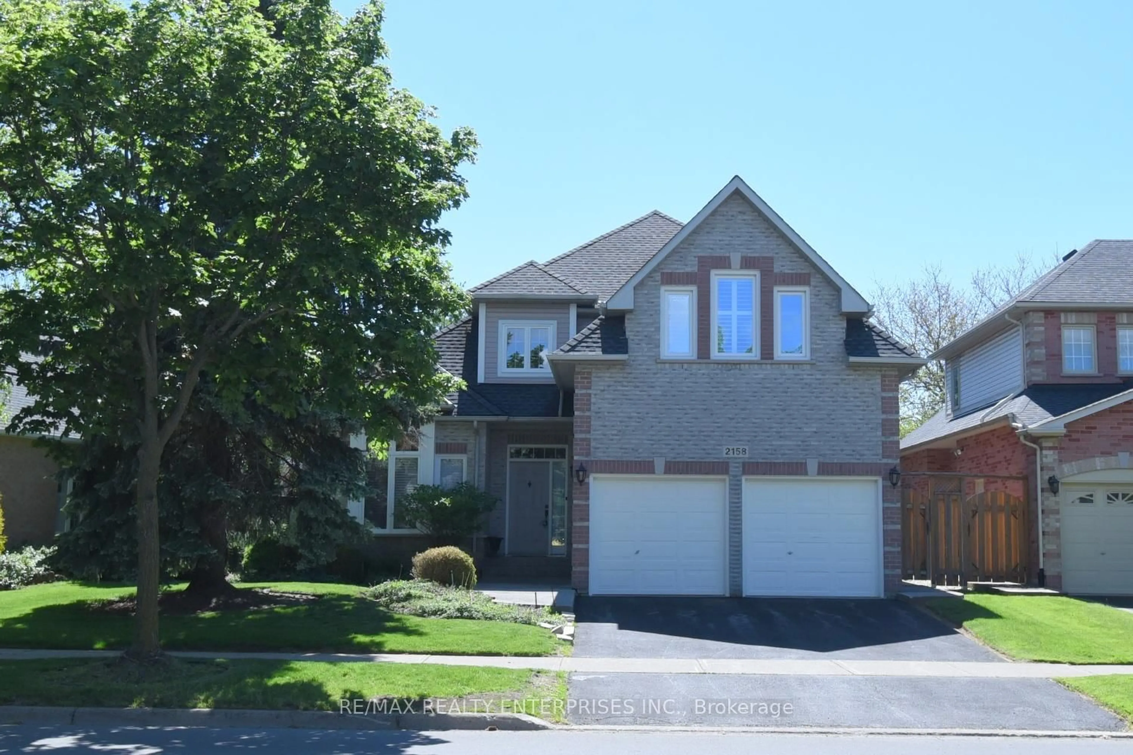 Home with brick exterior material, street for 2158 Country Club Dr, Burlington Ontario L7M 4B1