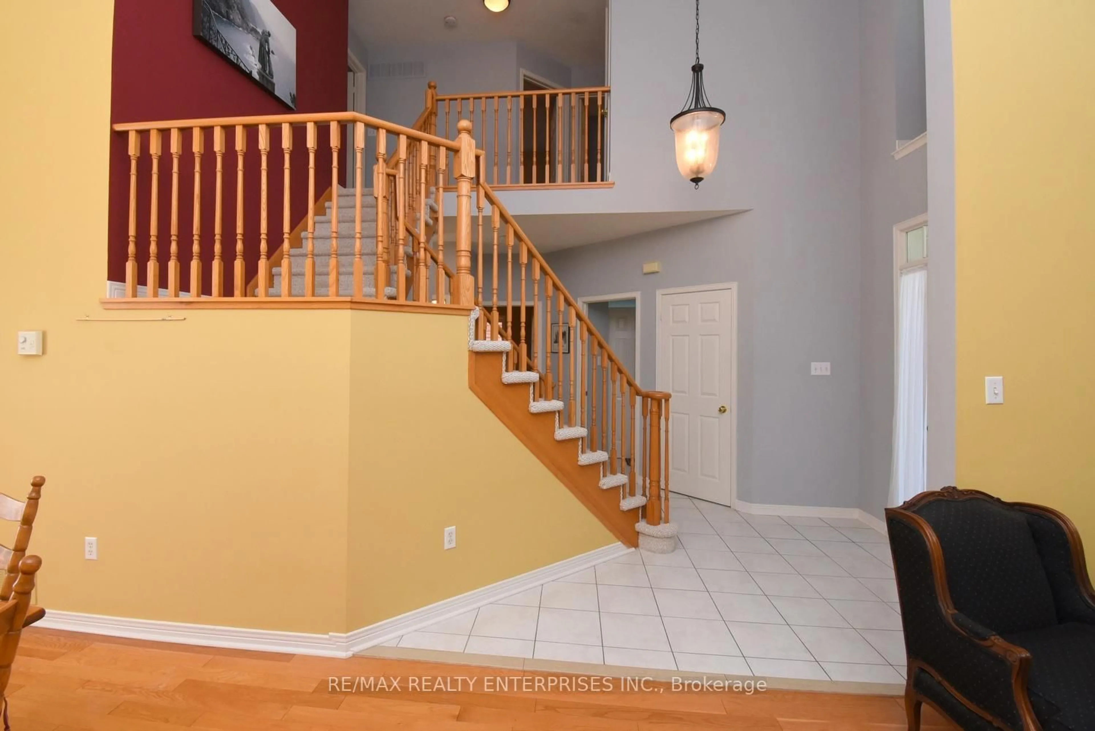 Indoor entryway for 2158 Country Club Dr, Burlington Ontario L7M 4B1