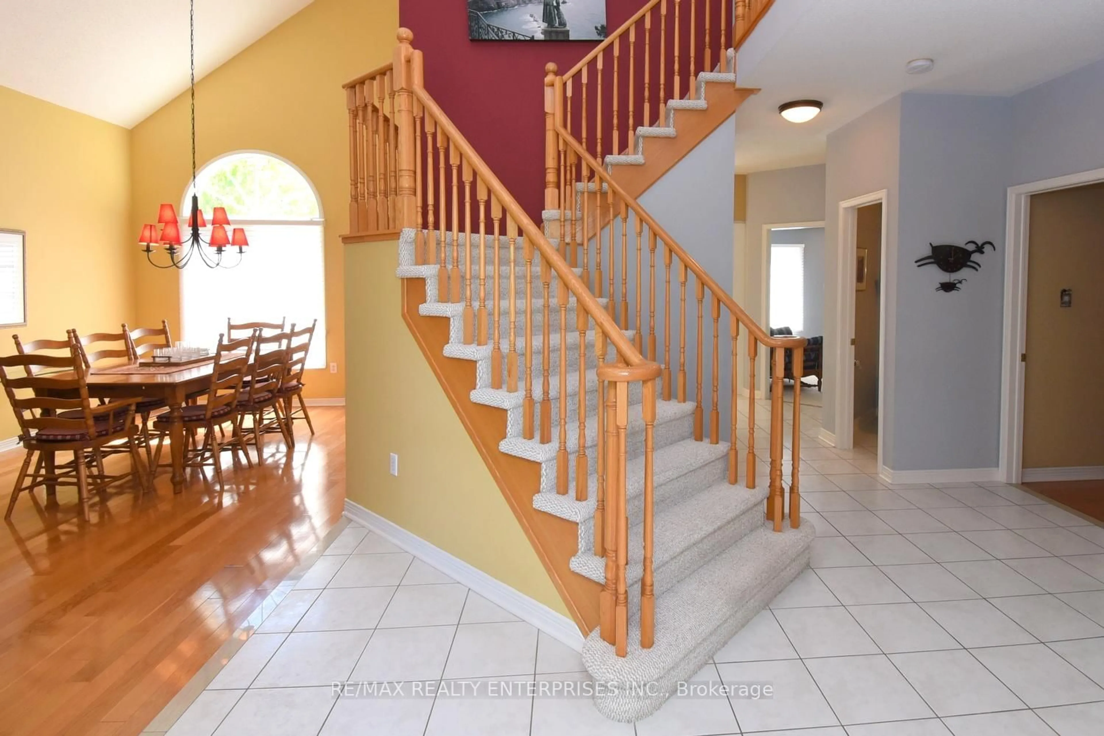 Indoor foyer for 2158 Country Club Dr, Burlington Ontario L7M 4B1