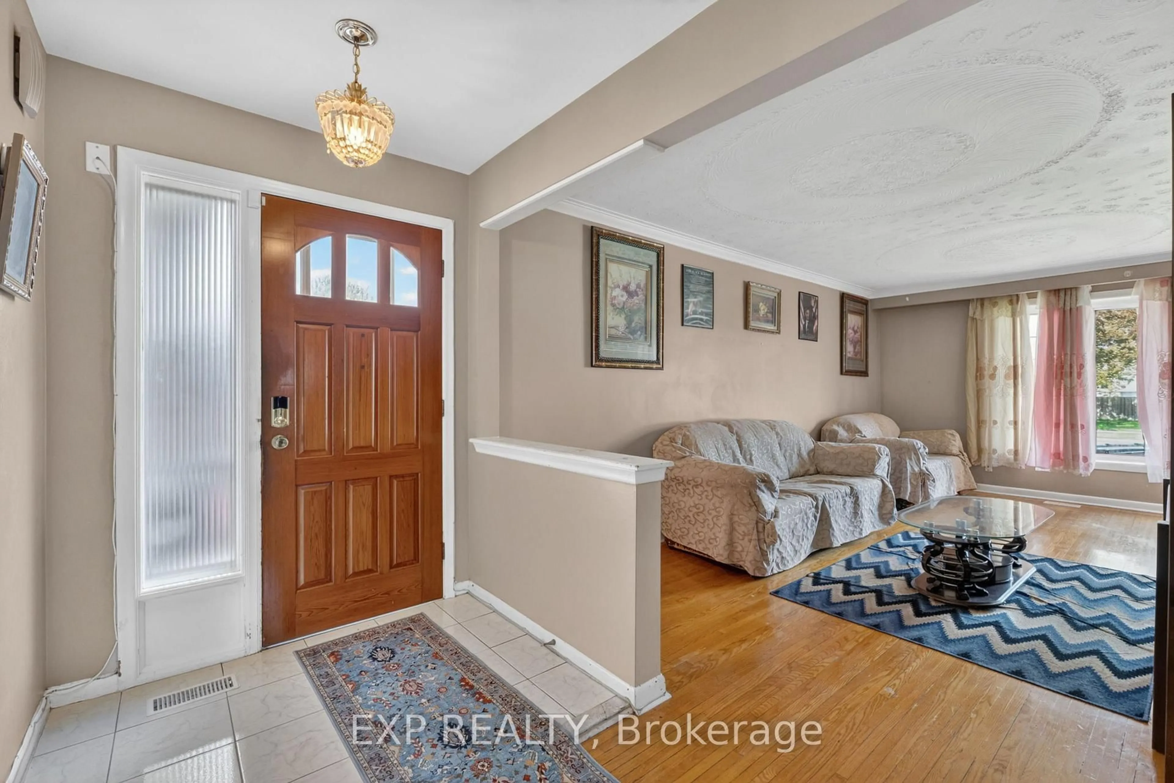 Indoor entryway for 64 Bridesburg Dr, Toronto Ontario M9R 2K8