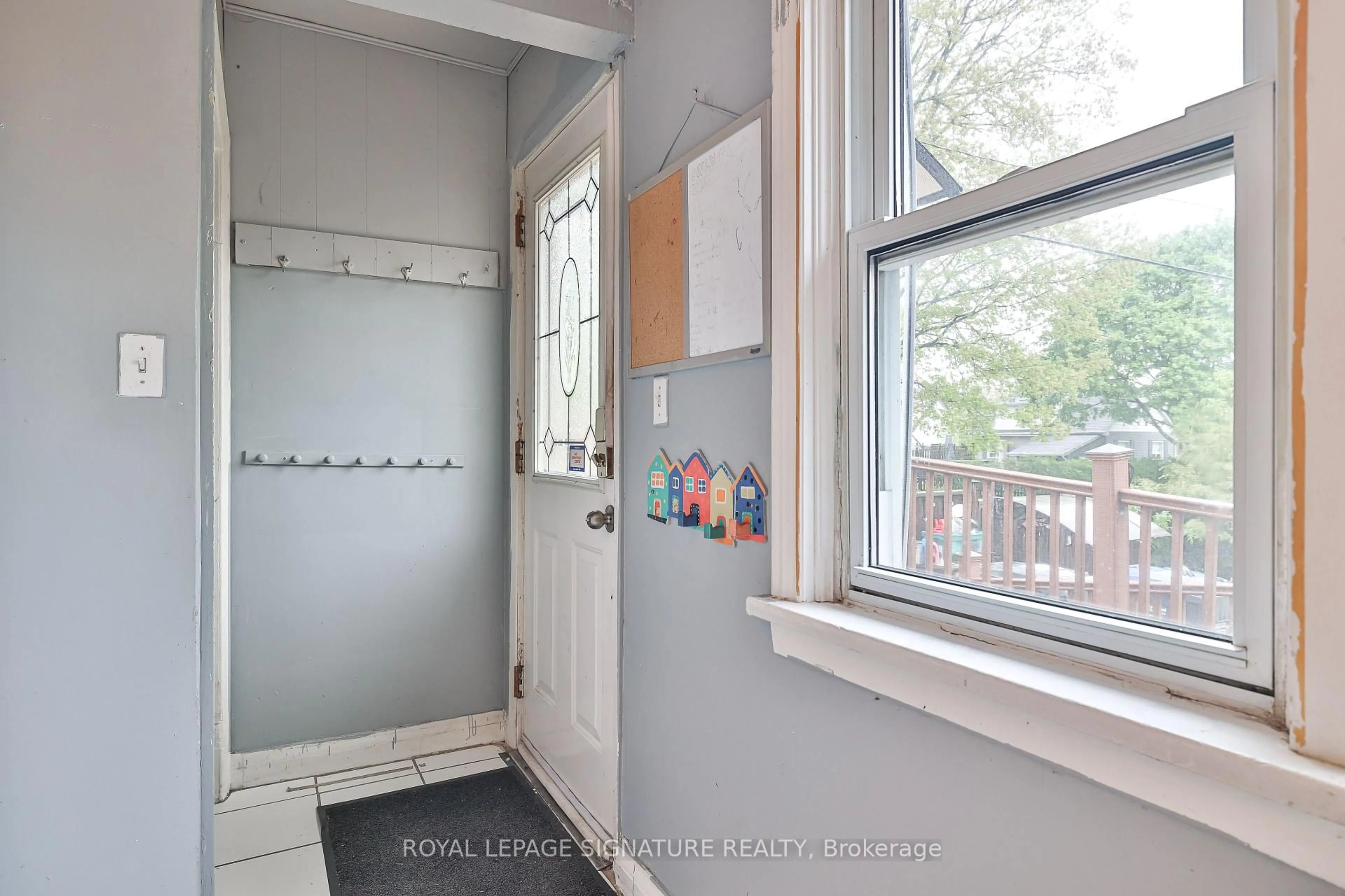 Indoor entryway for 178 Angelene St, Mississauga Ontario L5G 1X2