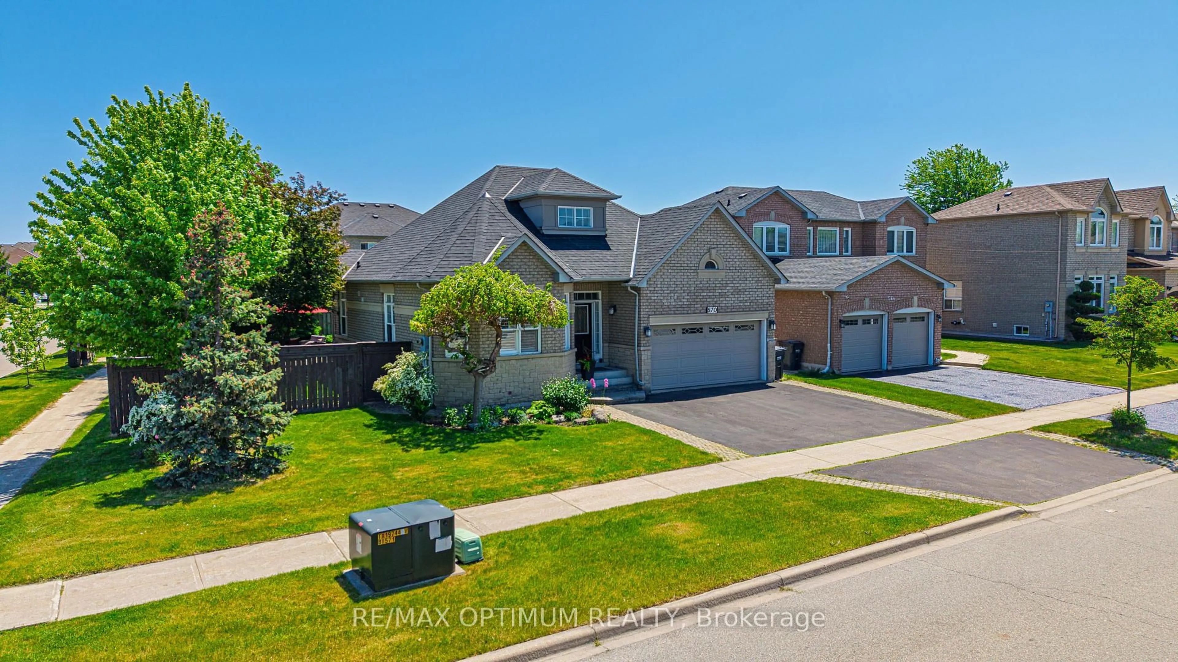 A pic from outside/outdoor area/front of a property/back of a property/a pic from drone, street for 570 Indian Summer Tr, Mississauga Ontario L4Z 3Y7