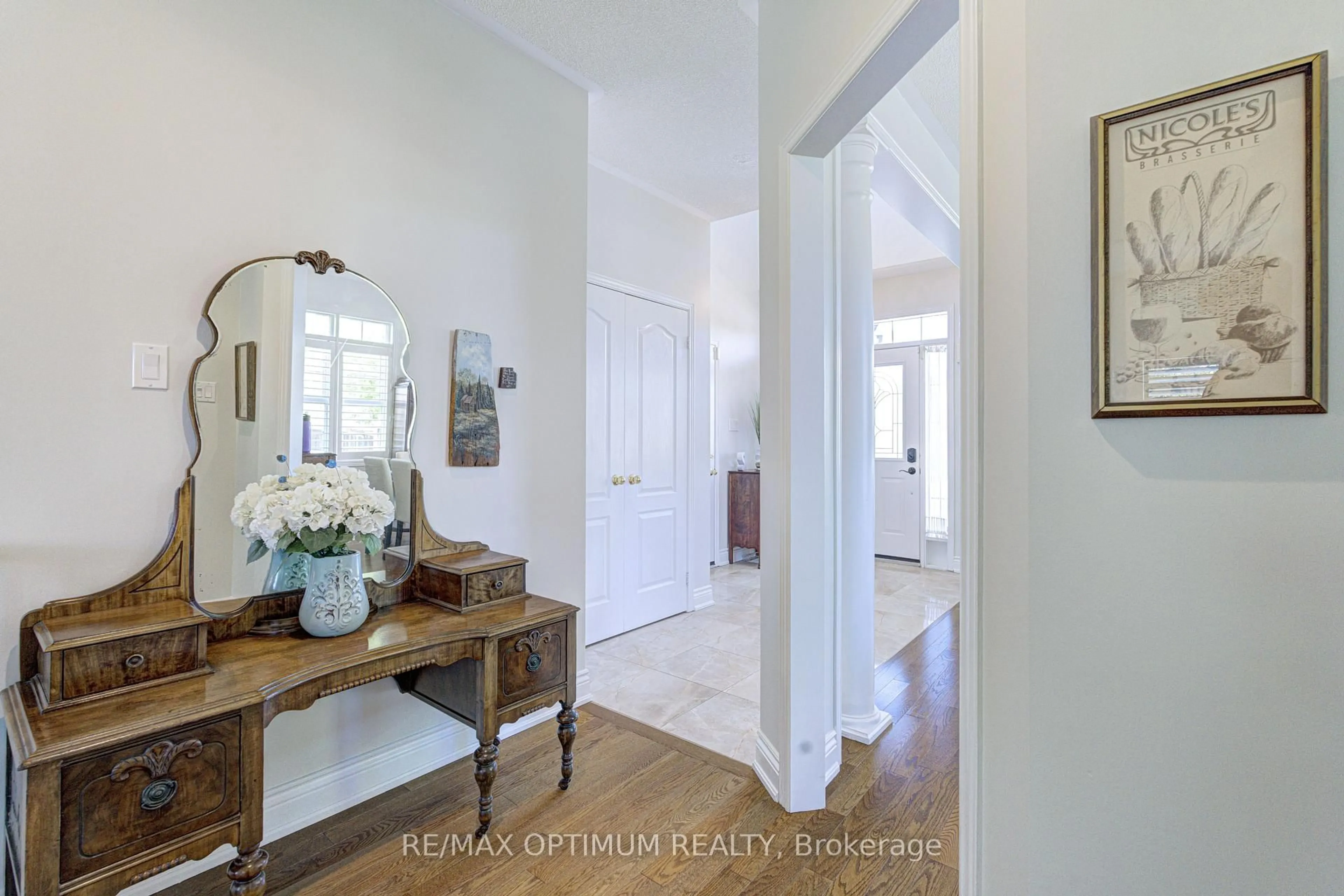 Indoor entryway for 570 Indian Summer Tr, Mississauga Ontario L4Z 3Y7