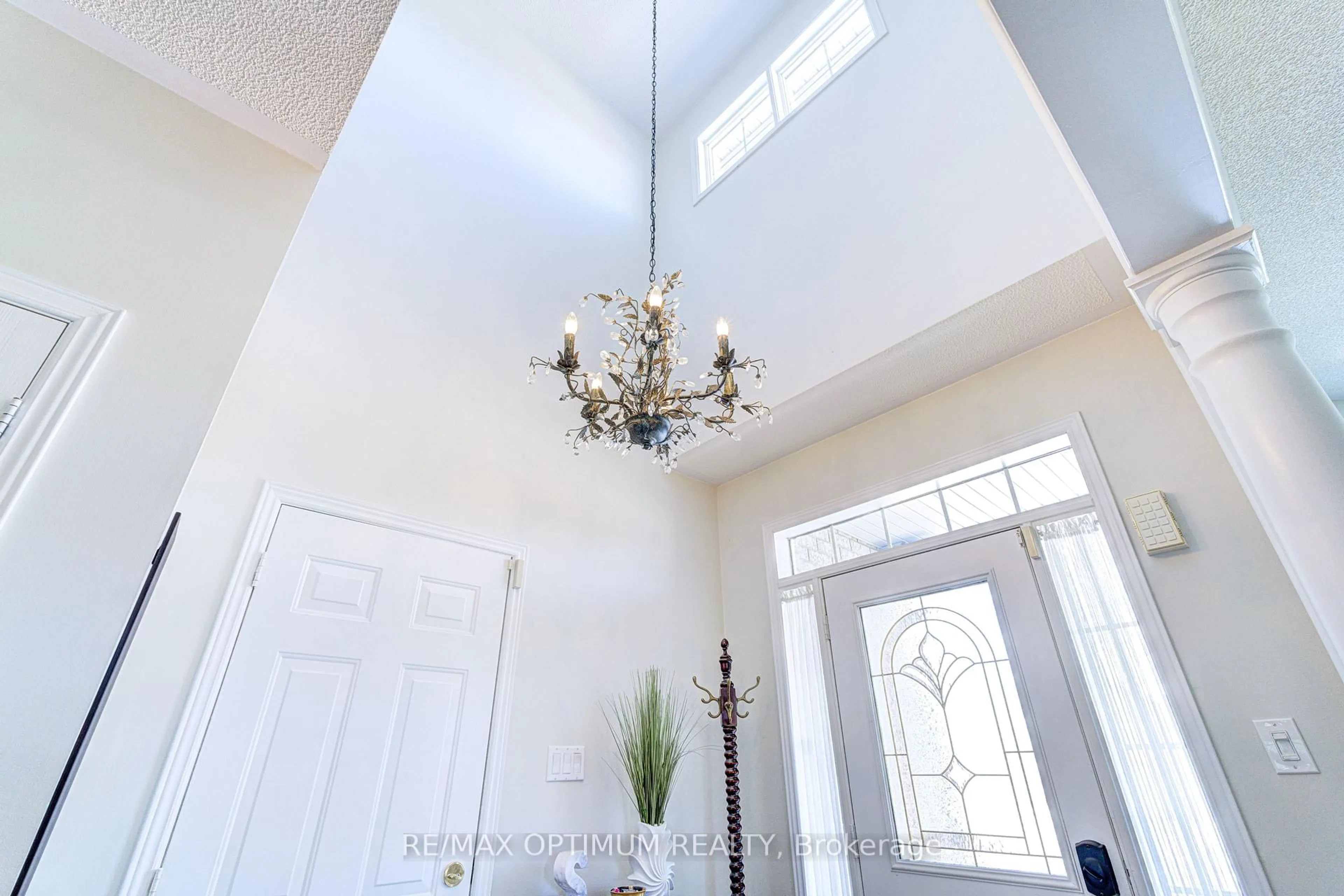 Indoor entryway for 570 Indian Summer Tr, Mississauga Ontario L4Z 3Y7