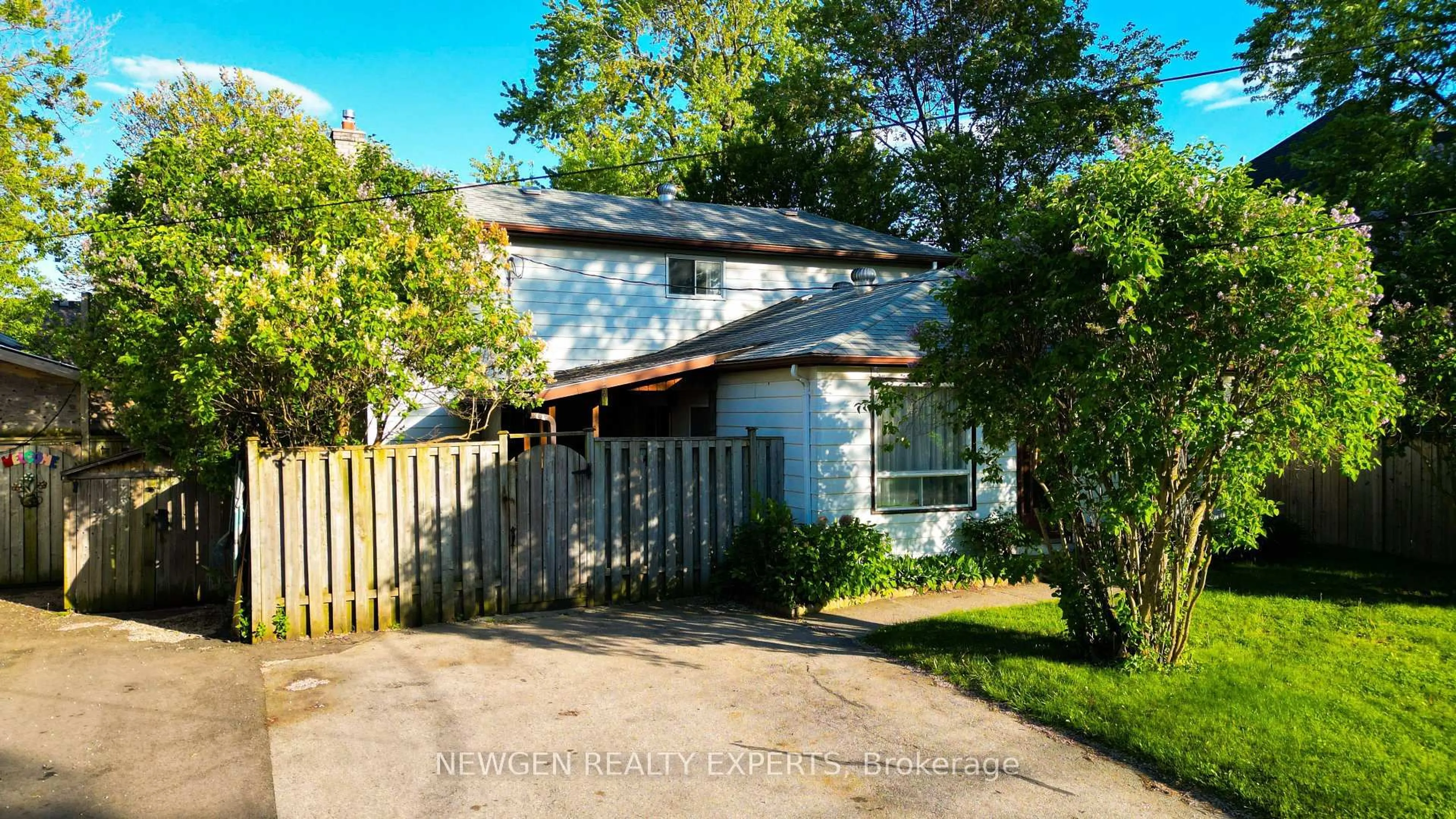 A pic from outside/outdoor area/front of a property/back of a property/a pic from drone, street for 1070 Pelham Ave, Mississauga Ontario L5E 1L2