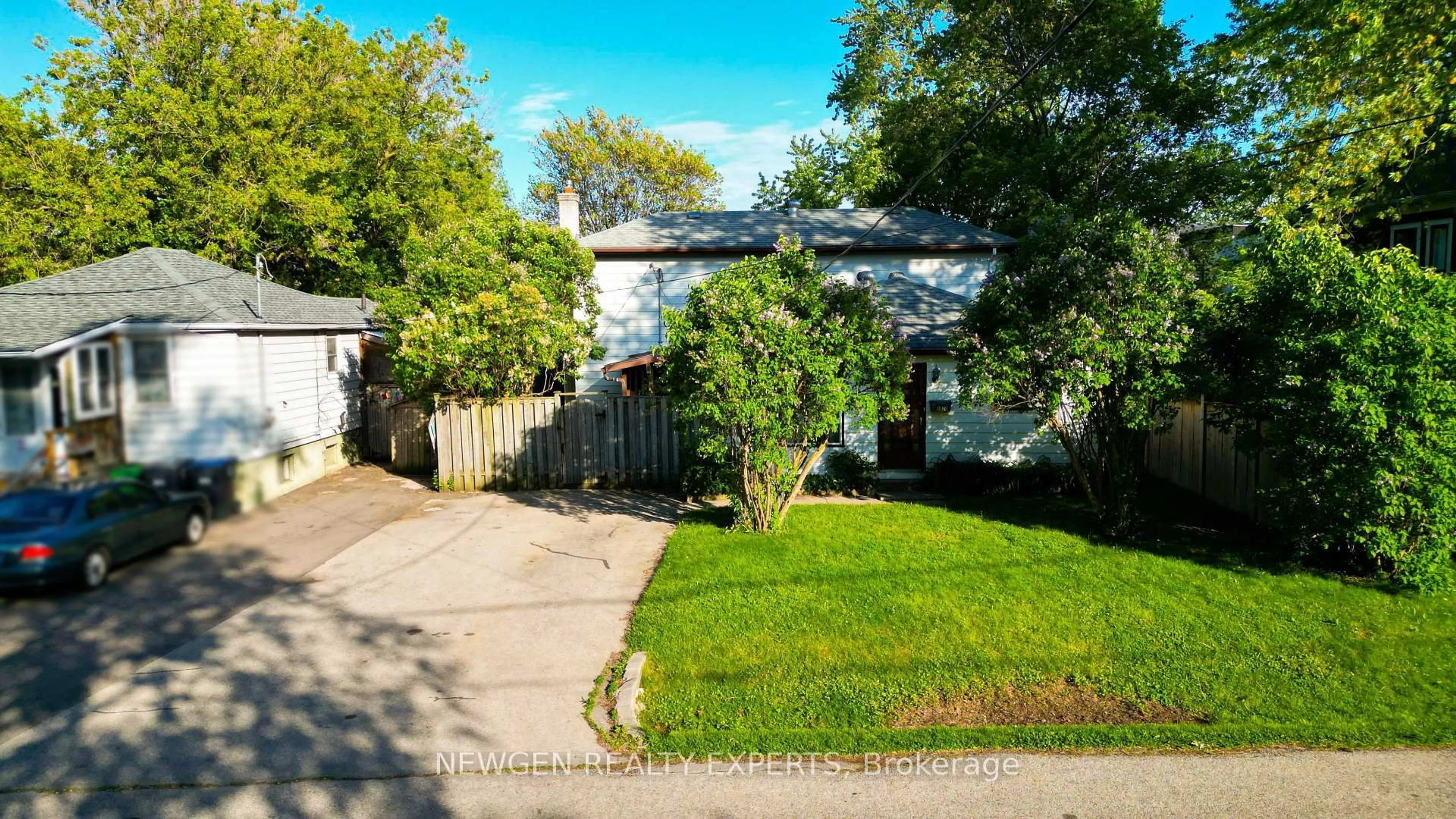 A pic from outside/outdoor area/front of a property/back of a property/a pic from drone, street for 1070 Pelham Ave, Mississauga Ontario L5E 1L2