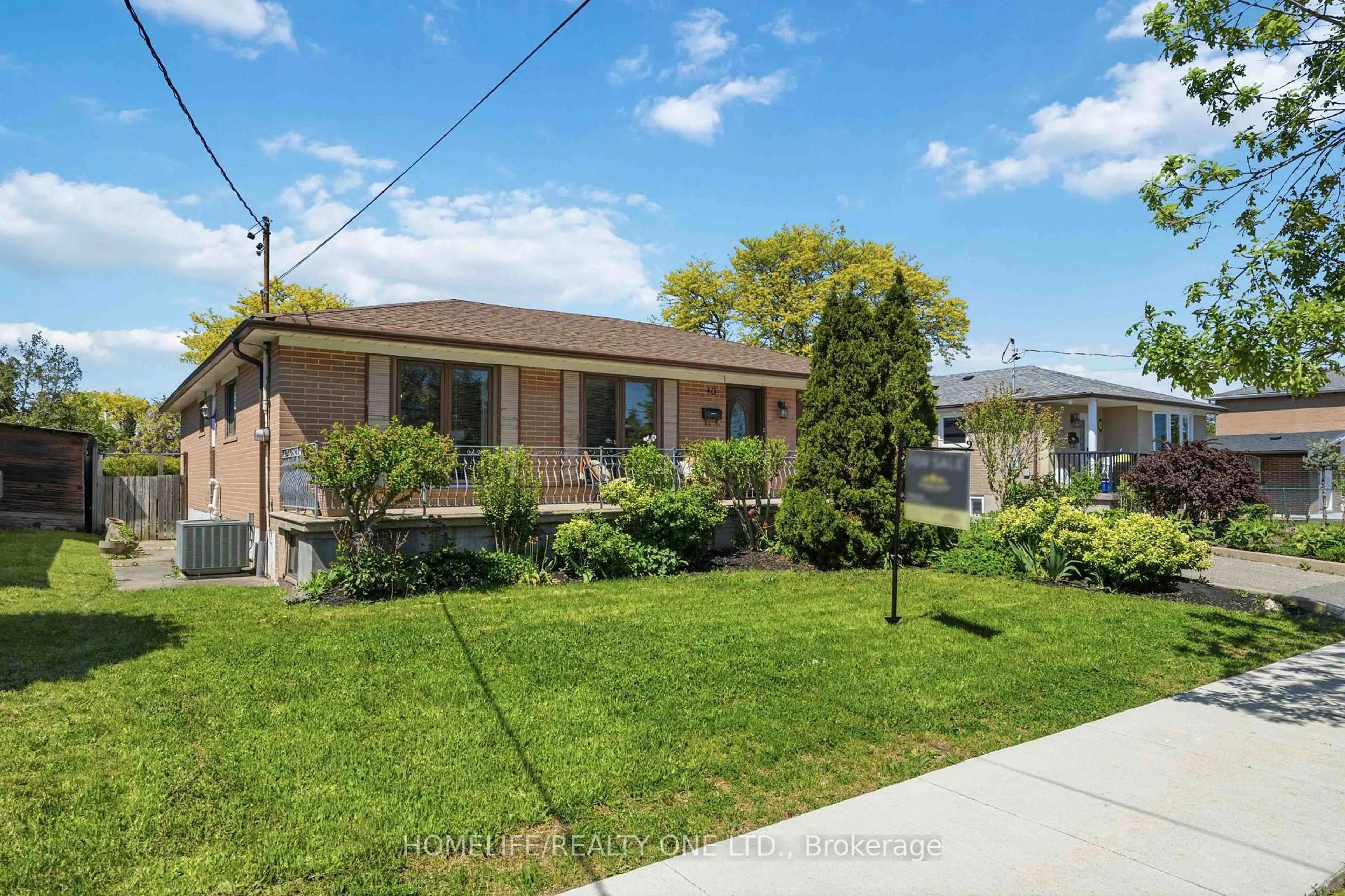A pic from outside/outdoor area/front of a property/back of a property/a pic from drone, street for 40 Wheatsheaf Cres, Toronto Ontario M3N 1P6