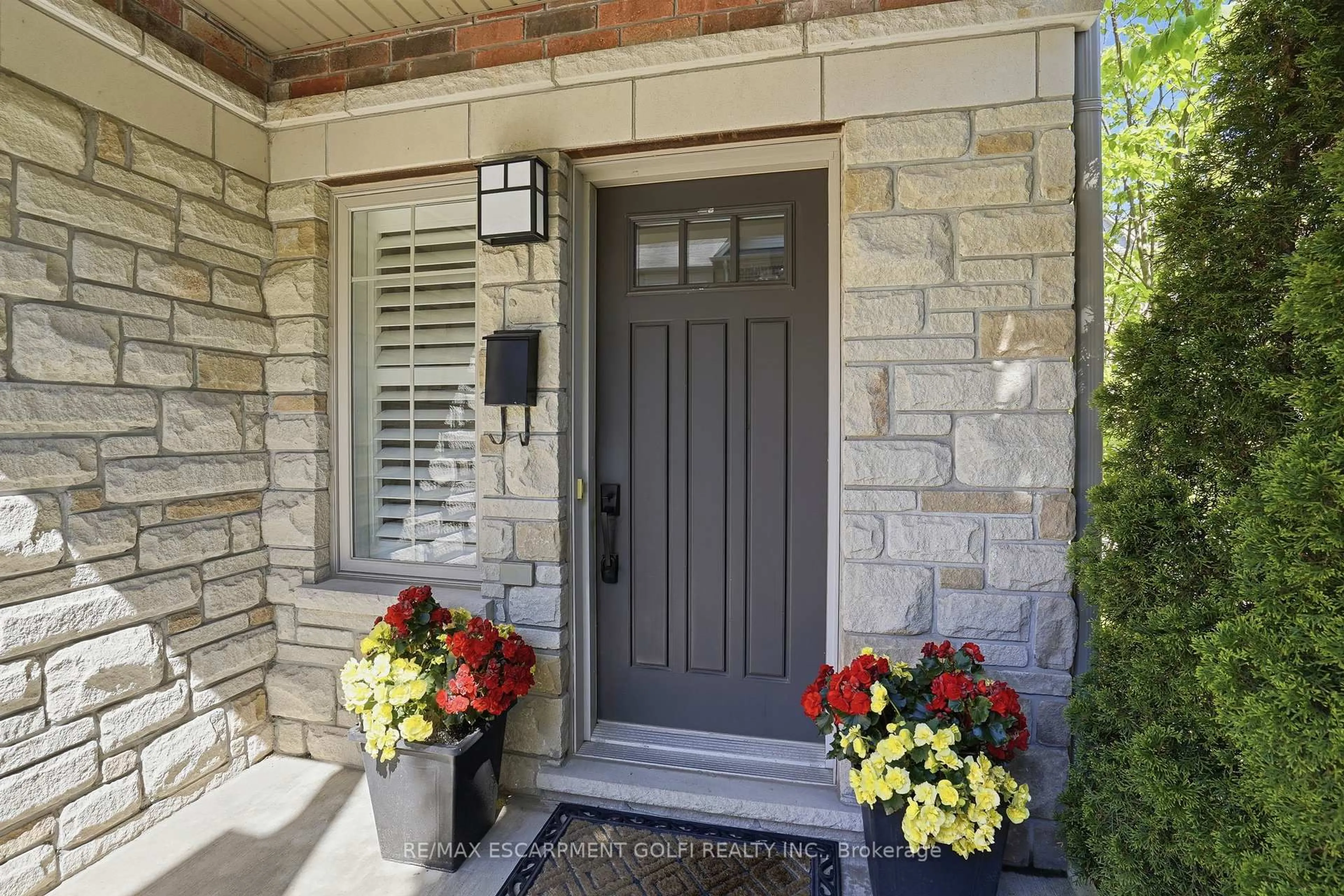 Indoor entryway for 362 Plains Rd #42, Burlington Ontario L7T 0A4