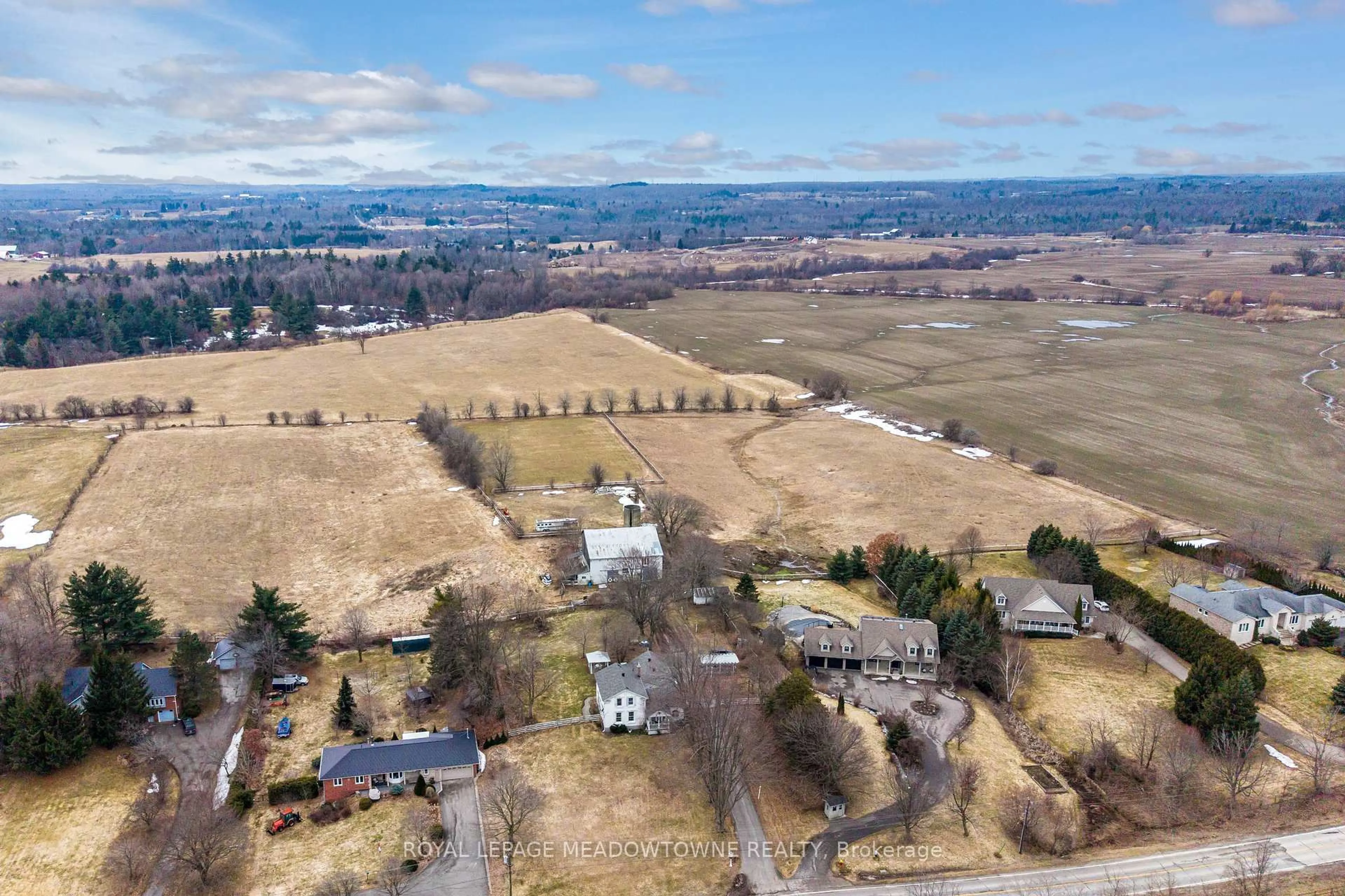 A pic from outside/outdoor area/front of a property/back of a property/a pic from drone, mountain view for 152 Confederation St, Halton Hills Ontario L7G 4S8