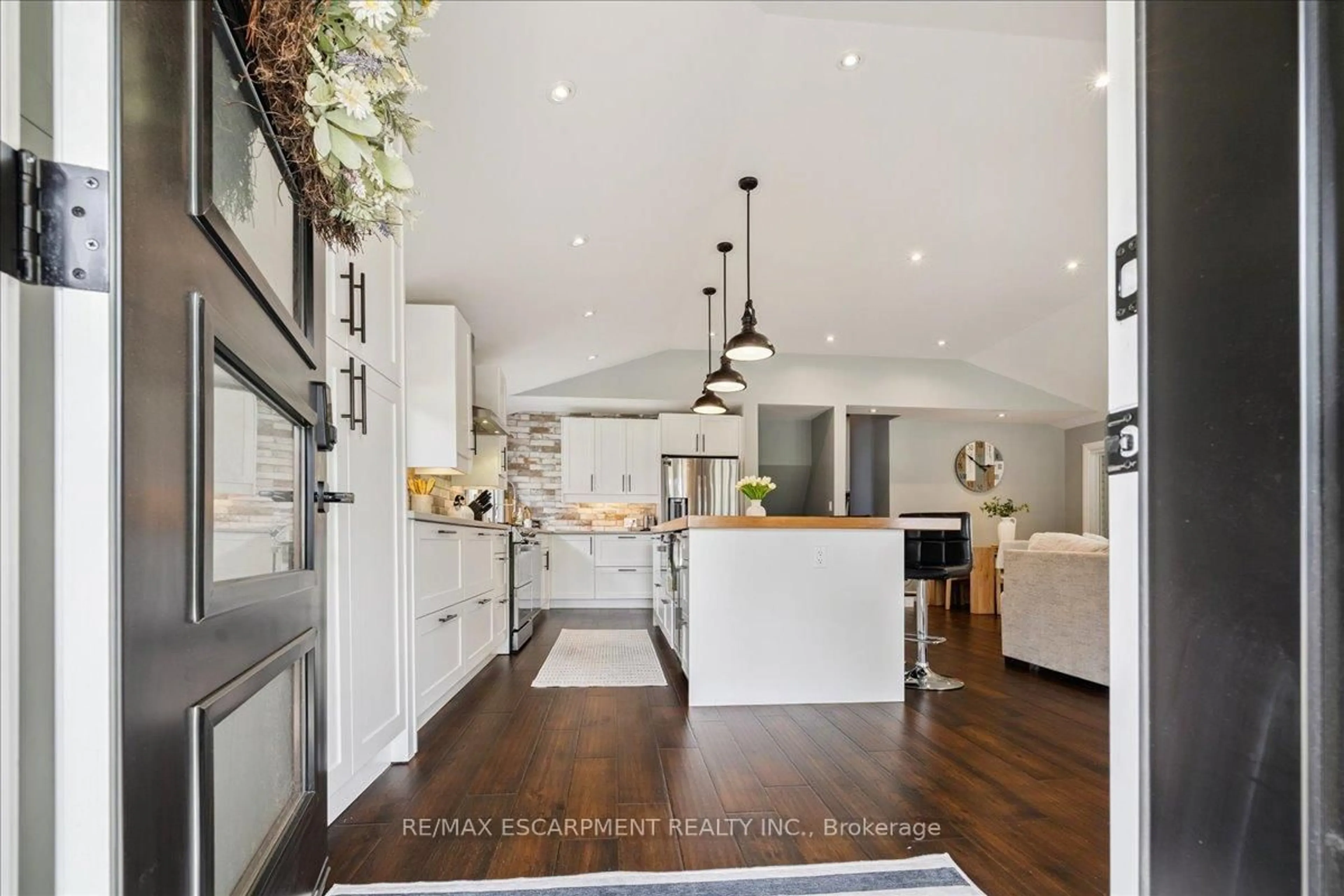 Open concept kitchen, unknown for 755 Parker Cres, Burlington Ontario L7R 3A5