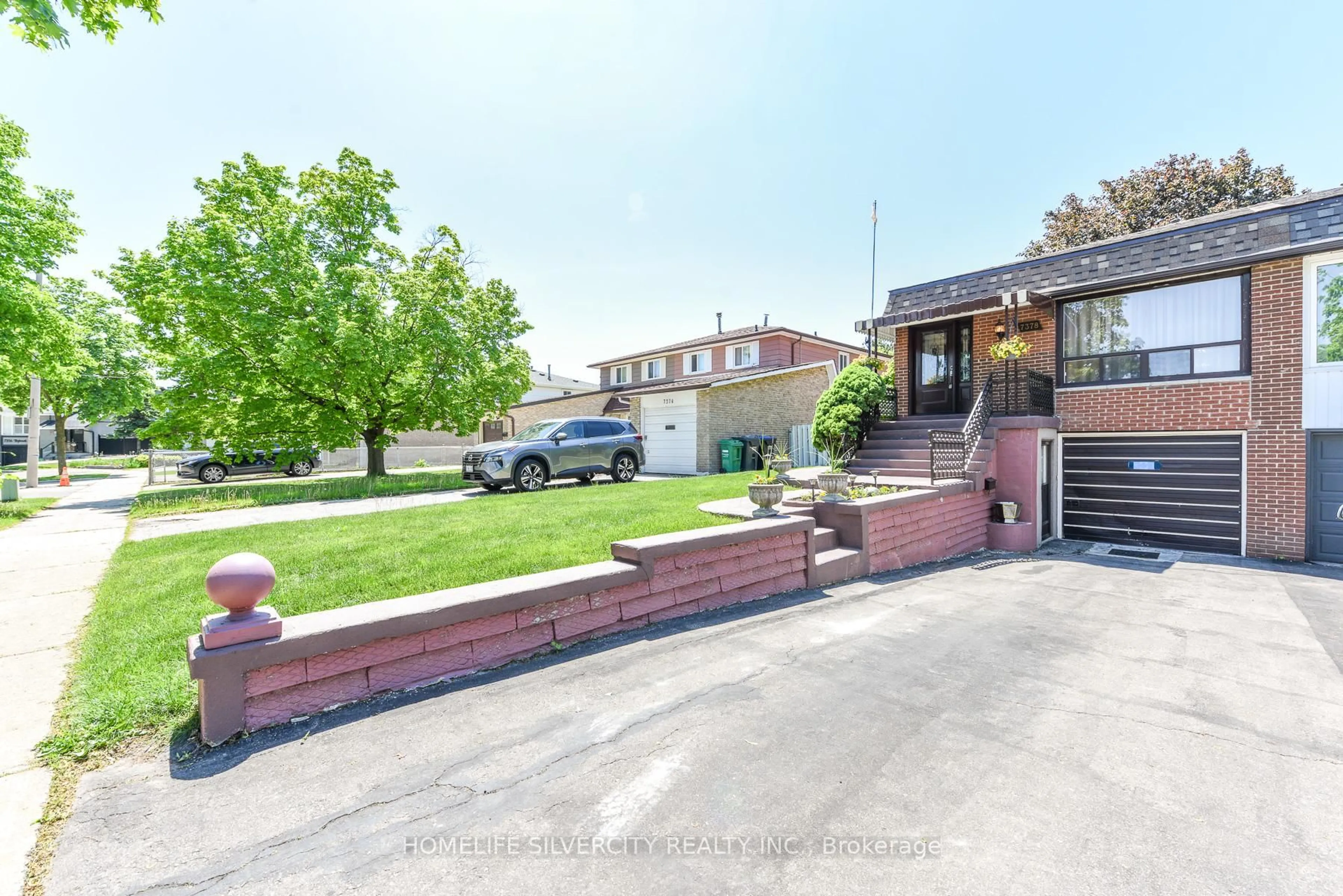 A pic from outside/outdoor area/front of a property/back of a property/a pic from drone, street for 7378 Bybrook Dr, Mississauga Ontario L4T 3R2