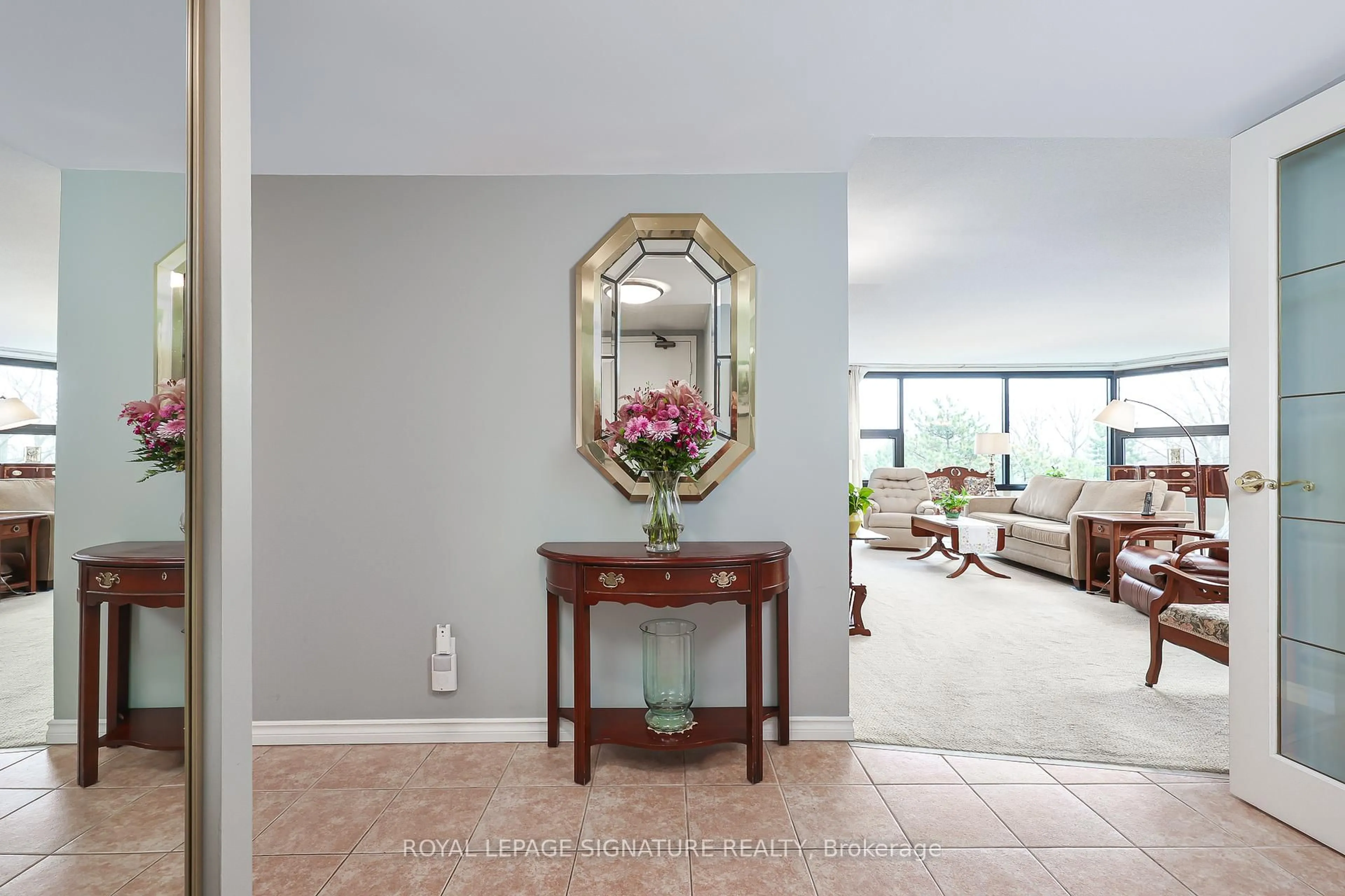 Indoor foyer for 1300 Bloor St #404, Mississauga Ontario L4Y 3Z2
