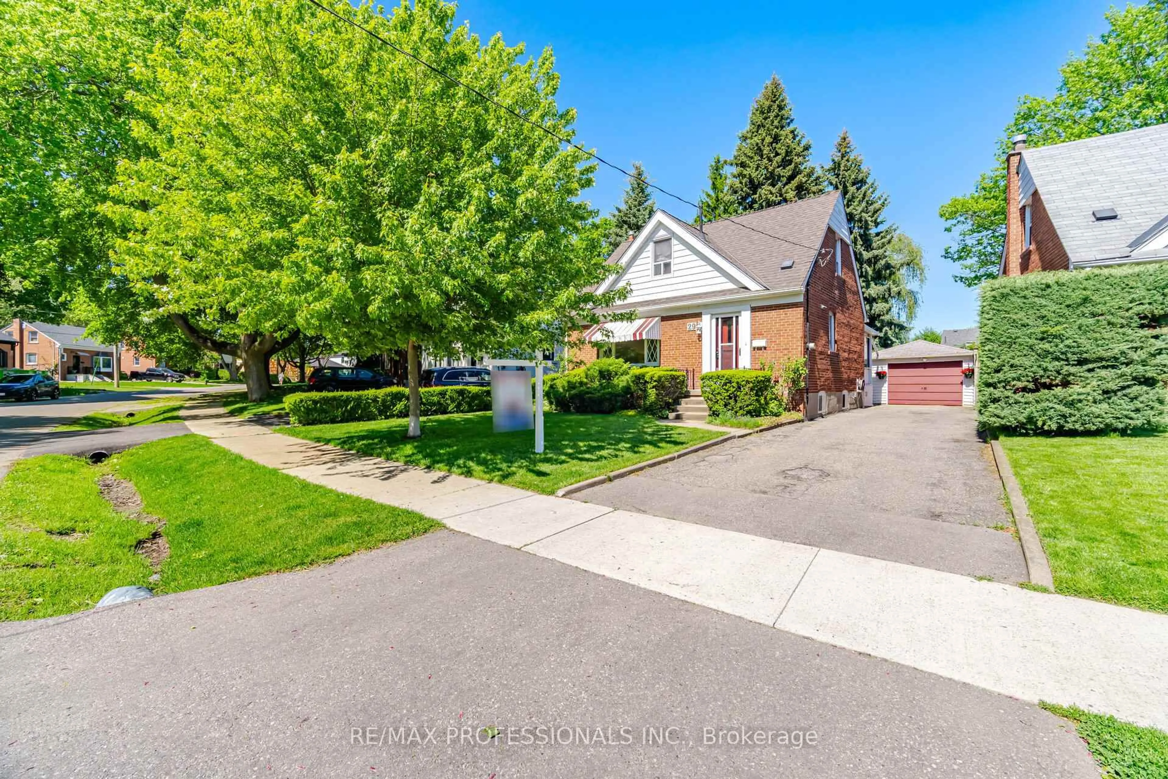 A pic from outside/outdoor area/front of a property/back of a property/a pic from drone, street for 29 Westleigh Cres, Toronto Ontario M8W 3Z6