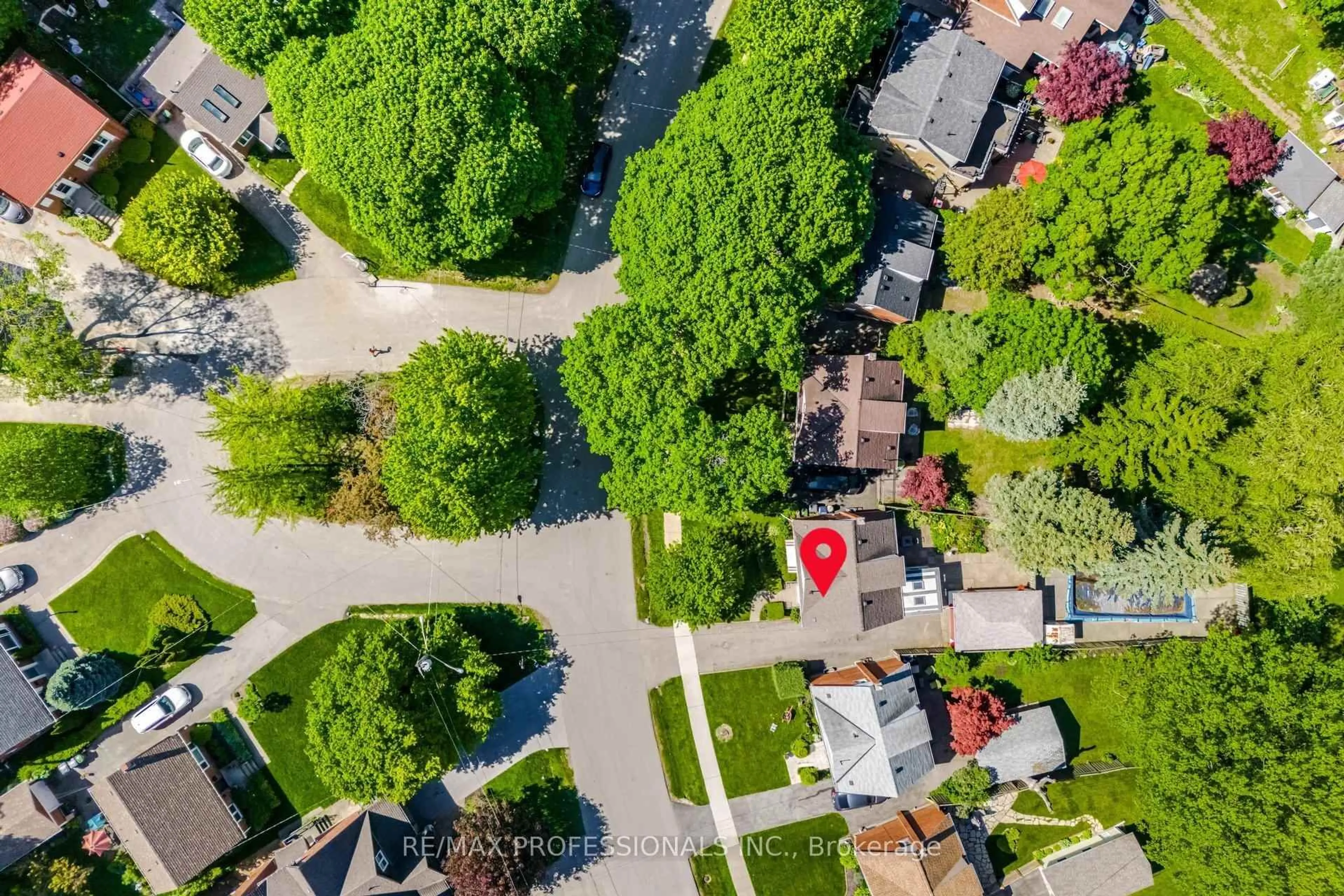 A pic from outside/outdoor area/front of a property/back of a property/a pic from drone, street for 29 Westleigh Cres, Toronto Ontario M8W 3Z6