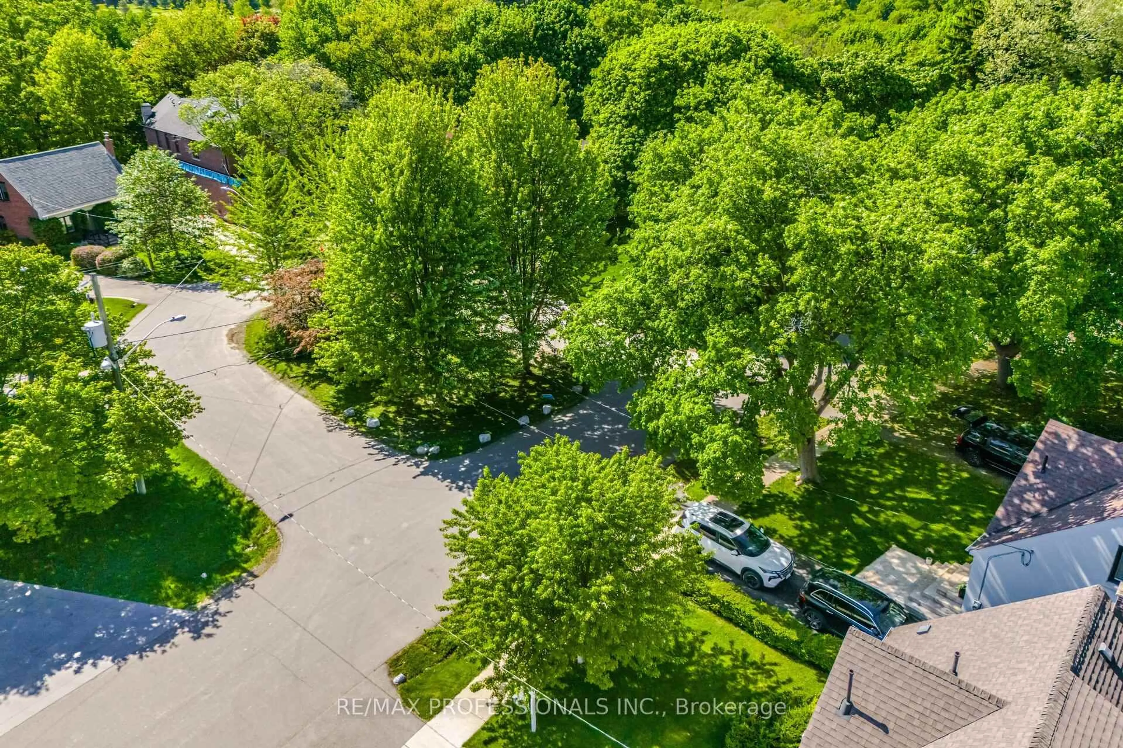 A pic from outside/outdoor area/front of a property/back of a property/a pic from drone, forest/trees view for 29 Westleigh Cres, Toronto Ontario M8W 3Z6