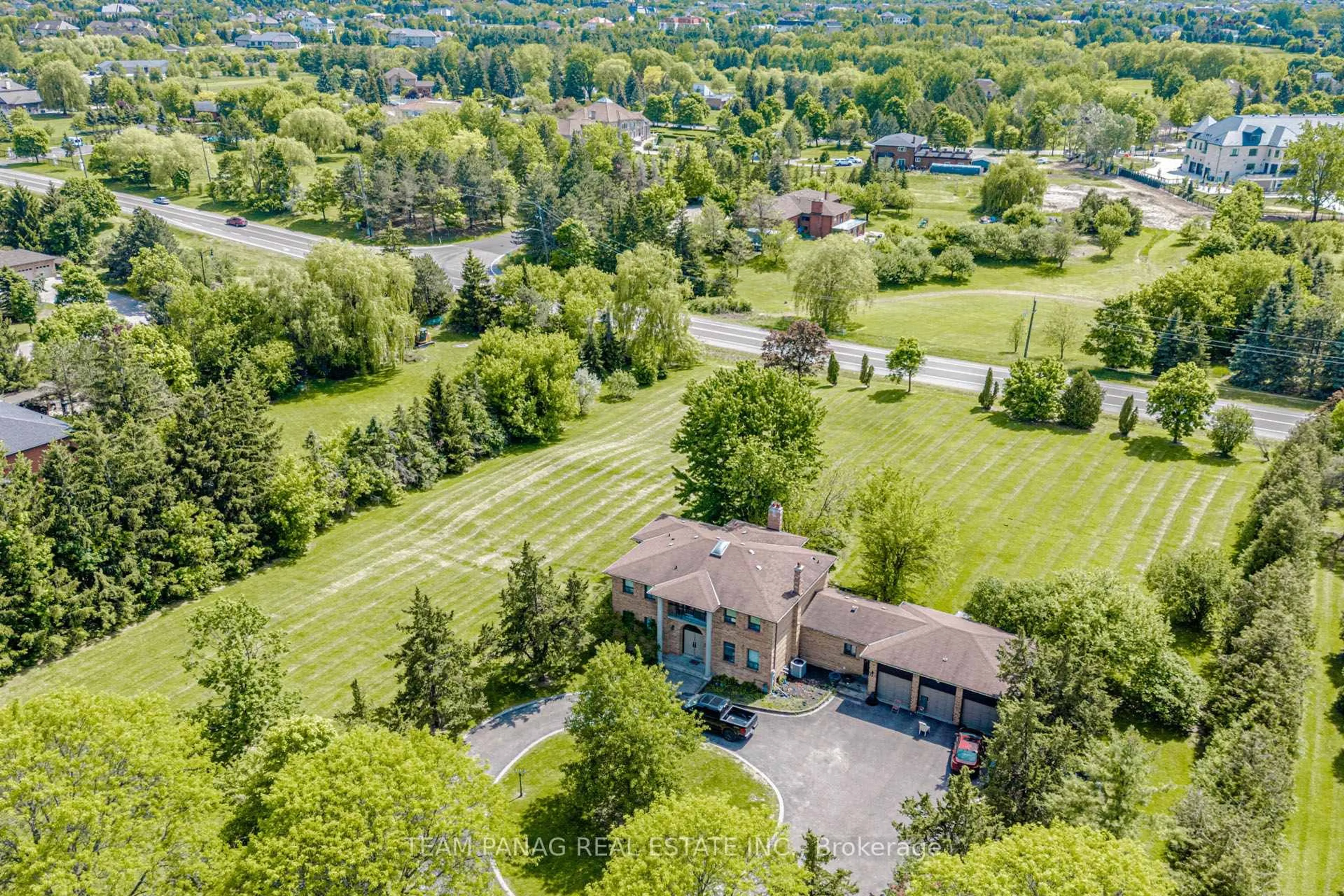 A pic from outside/outdoor area/front of a property/back of a property/a pic from drone, unknown for 4 Forestbrook Crt, Brampton Ontario L6P 0P1