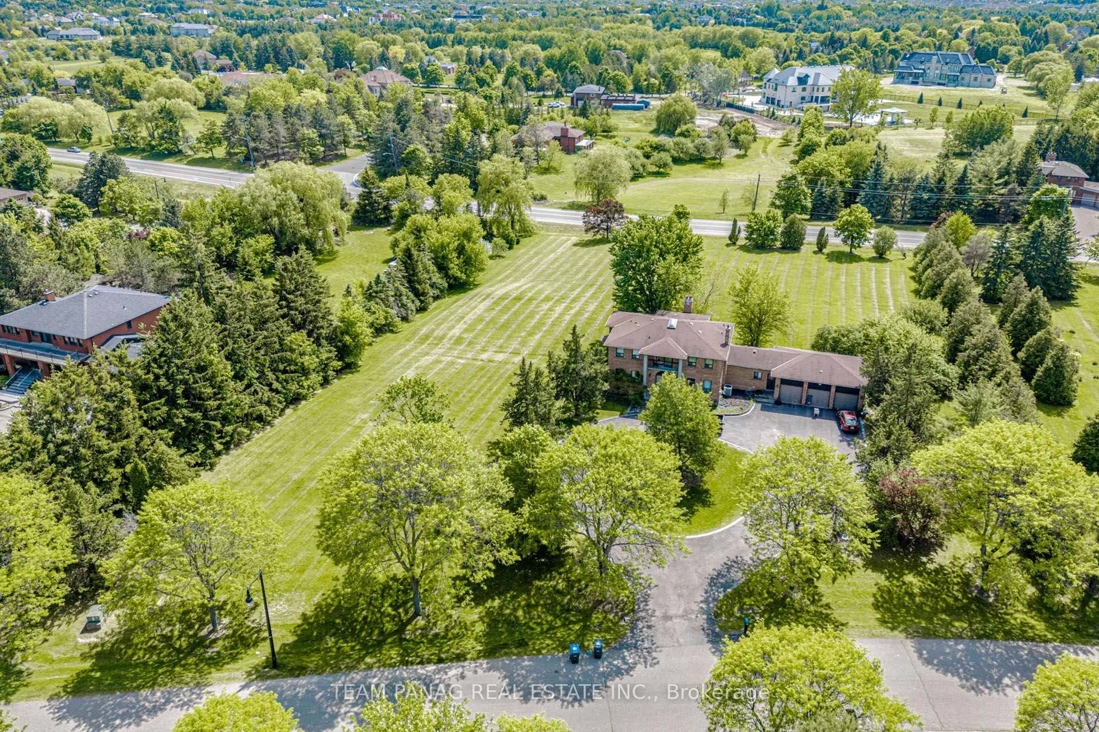 A pic from outside/outdoor area/front of a property/back of a property/a pic from drone, unknown for 4 Forestbrook Crt, Brampton Ontario L6P 0P1